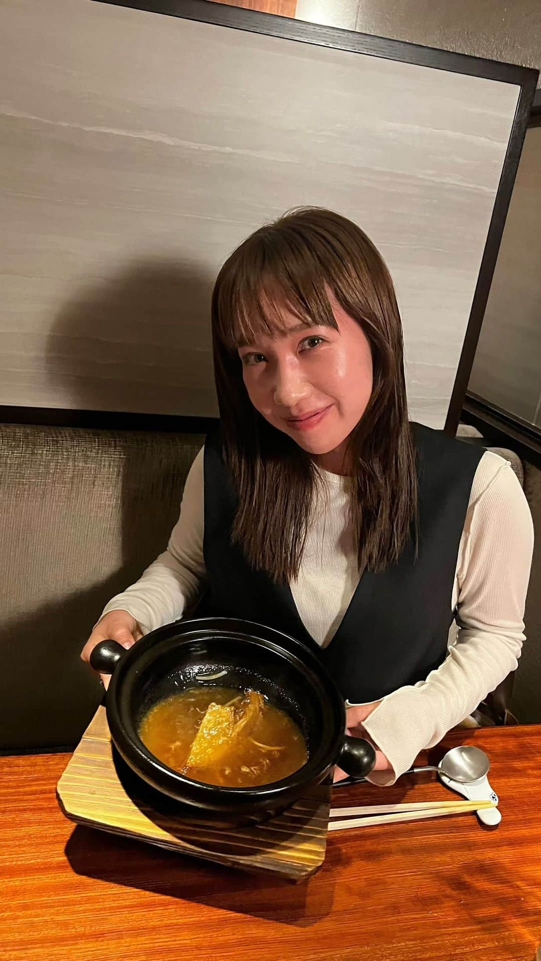 蔭山浩美のインスタグラム：「銀座 まる市 @ginza.maruichi でだいすきなお友達とおいしいご飯を食べました！🍚 お誕生日おめでとうご飯をしてくれました〜😭（泣  「ひろみがいっぱい笑えてよかったー」って言ってくれた言葉になんだかわたしはとってもリラックスができて、いろんな気持ちがいっぱいになりました。  お腹よじれるかとおもうぐらい笑いまくって、なんかもうとにかく最高な夜でした。  だいすきなお友達へ 　　　いつもありがとう。 @kyonmaruichi   やっぱ、笑わないとだぁね❤️☺️ 💪  #笑う門には福来る #銀座まる市 #ともだち #ご飯 #フカヒレ #銀座 #ソウルメイト」