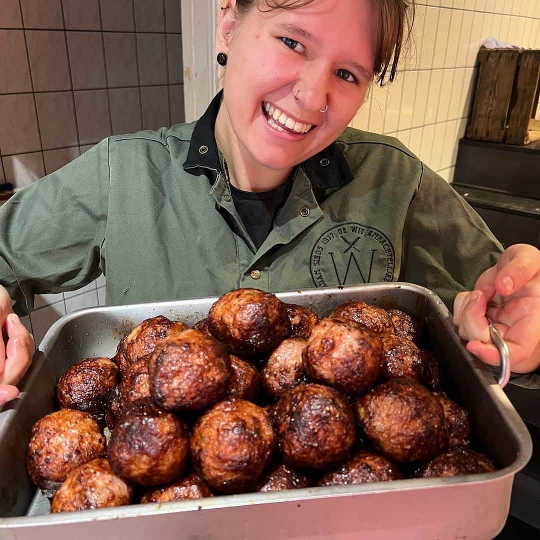 アムステルダム・タトゥー・ミュージアムのインスタグラム：「Beste bal gehakt in de stad.slgerij de wit#dewitslagerij#de echteslager#slager#dewit」