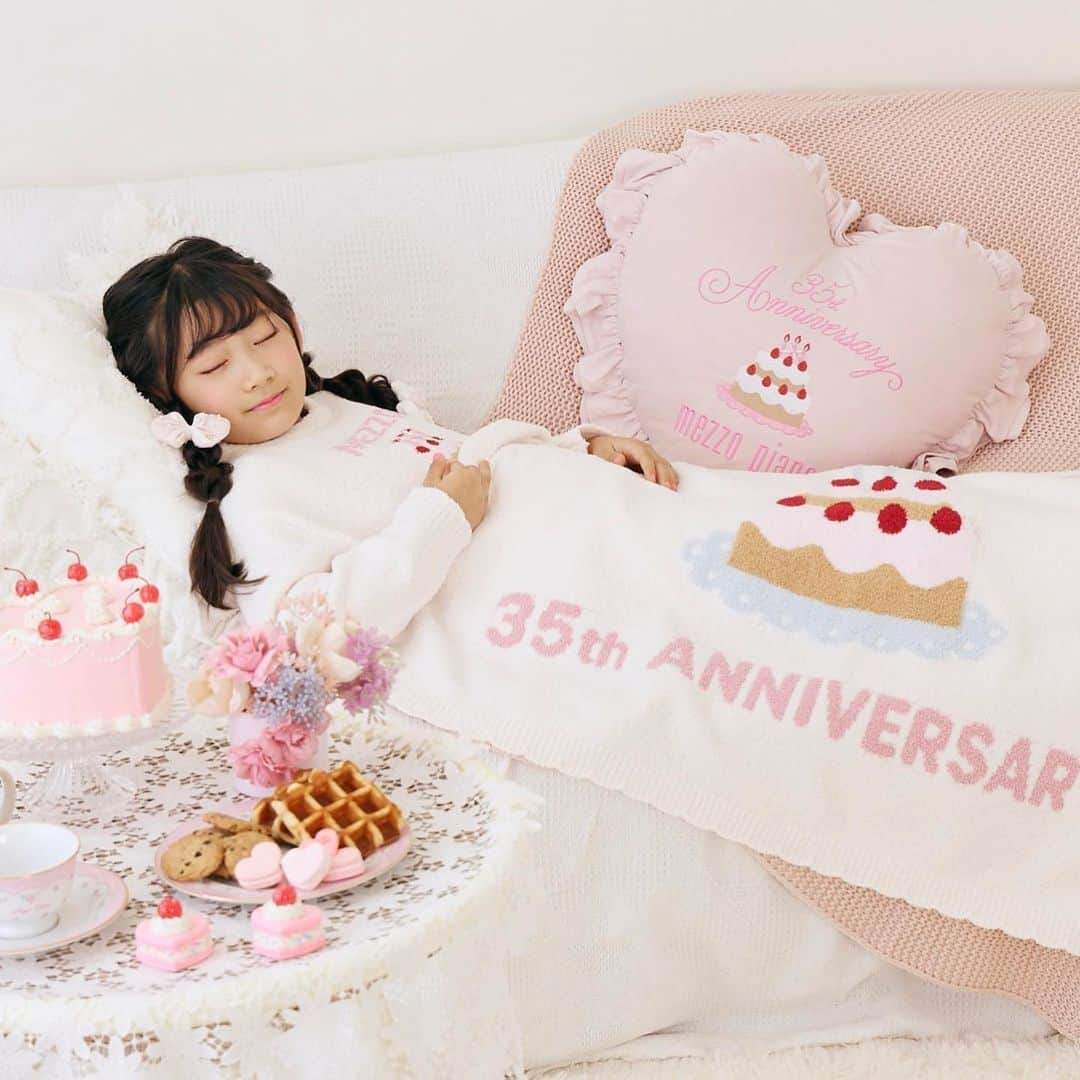 美容ライター立花ゆうりさんのインスタグラム写真 - (美容ライター立花ゆうりInstagram)「【メゾ ピアノ35th Anniversary親子モデルに♡】 娘と親子でお揃いのルームウェアを着て楽しい撮影させていただきました☆ ヘアメイクをしてもらって楽しむNAYUと大いにはしゃぐオフショットを @nayuchan123 リール動画で記録しました☆ 終始笑いながらの撮影、ディレクターさんとメゾの歴史を振り返りながら新作をチェックしたり幸せな一日でした♡♡ 写真が掲載されている記事はナルミヤオンラインで公開されました！メゾ ピアノ大人用のルームウェアがあるっていいなぁ♡ もっともっと大人用メゾ ピアノが増えたらお揃いコーデしてみたい↑↑ 子供の頃から憧れだった @mezzopiano_official 35周年おめでとうございます！これからもずっと好き♡  #メゾピアノ #メゾピアノスウィートガールズ20ss #メゾピアノコーデスナップ #メゾピアノコーデ#メゾピアノスウイートガールズ web モデル #メゾピアノ撮影会 #メゾピアノ大好き #mezzopiano #mezzopianoiapan #キッズモデル #親子モデル #メイク動画 #撮影モデル #なゆメイク #立花ゆうり #立花親子 @narumiyaonline_official #メゾピアノ35周年 #メゾピアノ35周年アニバーサリー」9月29日 0時36分 - yuuriofficial