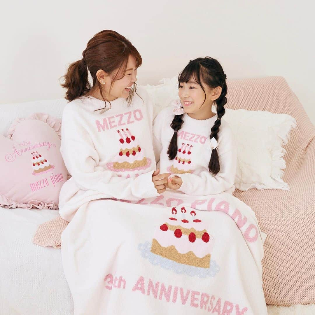 美容ライター立花ゆうりのインスタグラム：「【メゾ ピアノ35th Anniversary親子モデルに♡】 娘と親子でお揃いのルームウェアを着て楽しい撮影させていただきました☆ ヘアメイクをしてもらって楽しむNAYUと大いにはしゃぐオフショットを @nayuchan123 リール動画で記録しました☆ 終始笑いながらの撮影、ディレクターさんとメゾの歴史を振り返りながら新作をチェックしたり幸せな一日でした♡♡ 写真が掲載されている記事はナルミヤオンラインで公開されました！メゾ ピアノ大人用のルームウェアがあるっていいなぁ♡ もっともっと大人用メゾ ピアノが増えたらお揃いコーデしてみたい↑↑ 子供の頃から憧れだった @mezzopiano_official 35周年おめでとうございます！これからもずっと好き♡  #メゾピアノ #メゾピアノスウィートガールズ20ss #メゾピアノコーデスナップ #メゾピアノコーデ#メゾピアノスウイートガールズ web モデル #メゾピアノ撮影会 #メゾピアノ大好き #mezzopiano #mezzopianoiapan #キッズモデル #親子モデル #メイク動画 #撮影モデル #なゆメイク #立花ゆうり #立花親子 @narumiyaonline_official #メゾピアノ35周年 #メゾピアノ35周年アニバーサリー」