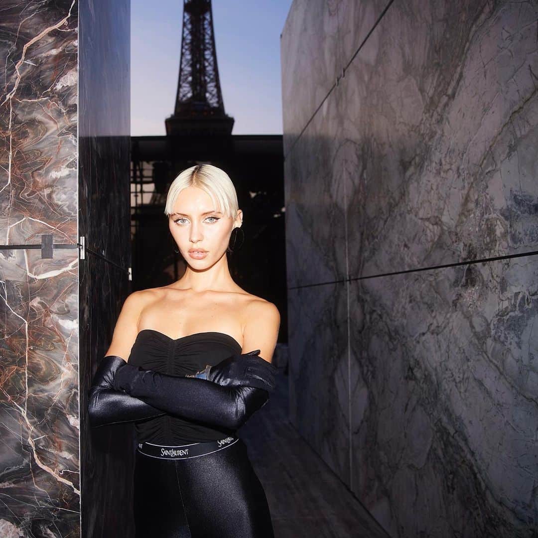 アイリス・ロウのインスタグラム：「Thank you for having me 🖤 @ysl @anthonyvaccarello」