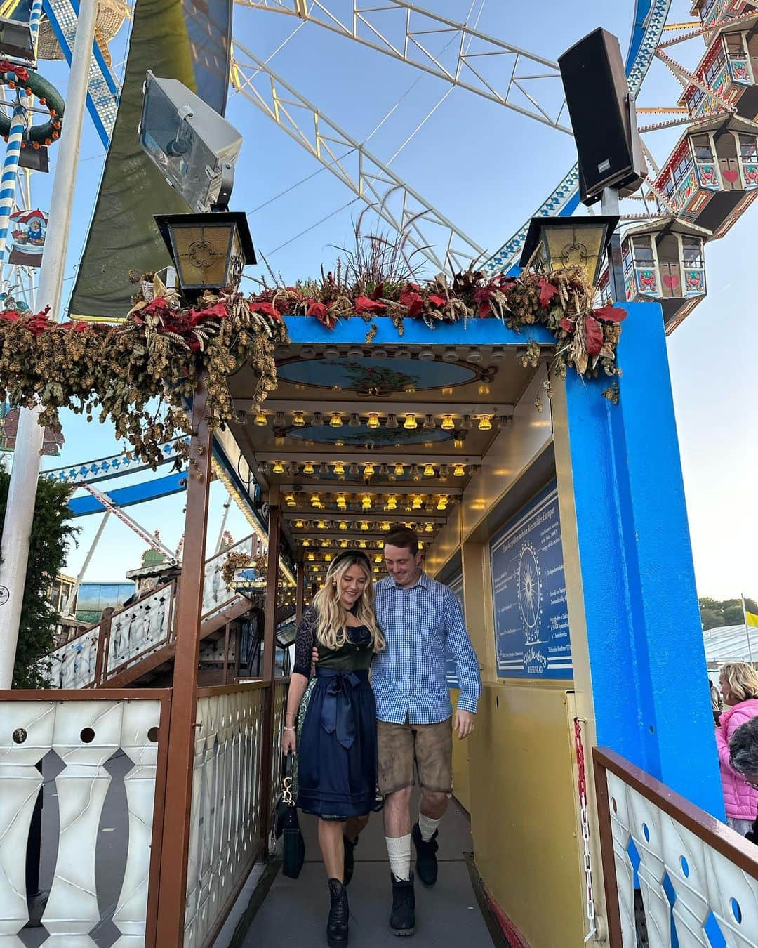 Dagi Beeさんのインスタグラム写真 - (Dagi BeeInstagram)「Birthday week #38 💖💕💖💓💝💗  Foto 1 : Stadion Wurst & Radler im @fcbayern Stadion Foto 2 : Unser neues @kaffeemitzitrone ☕️🍋 Foto 3 : Das erste Video zum Haferdrink 🥹🥛 Video 4 : Überraschungs Bday Trip nach Antwerpen ✨ Video 5 : I’m 29 🥳 Foto 6 : family, elevator mirror selfie 💖 Foto 7 : stadium aesthetic Foto 8 : Oktoberfest 🥨🍻✨ Foto 9 : morgens halb 8 in Deutschland - auf dem Weg nach München gewesen ☺️」9月29日 0時40分 - dagibee