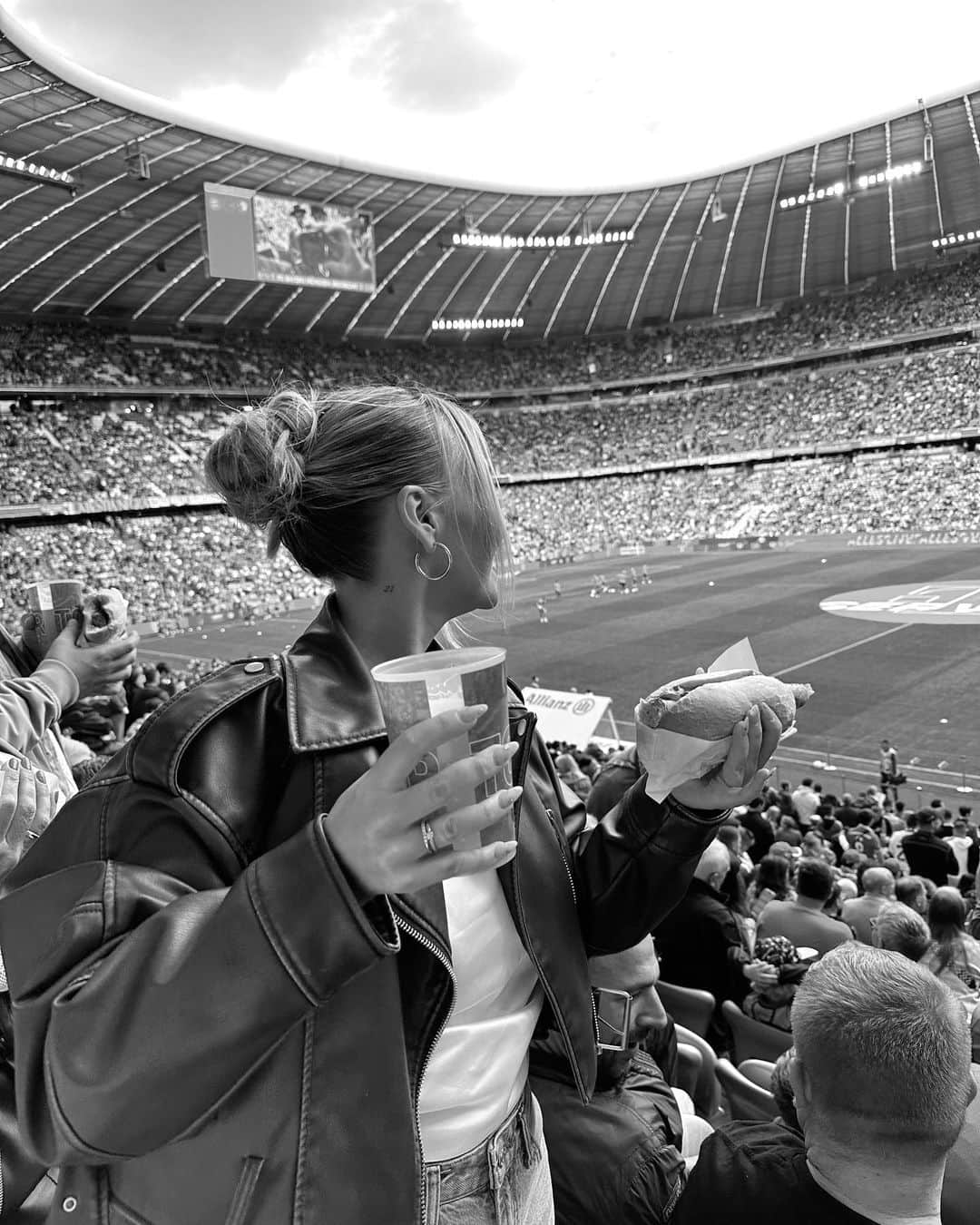 Dagi Beeのインスタグラム：「Birthday week #38 💖💕💖💓💝💗  Foto 1 : Stadion Wurst & Radler im @fcbayern Stadion Foto 2 : Unser neues @kaffeemitzitrone ☕️🍋 Foto 3 : Das erste Video zum Haferdrink 🥹🥛 Video 4 : Überraschungs Bday Trip nach Antwerpen ✨ Video 5 : I’m 29 🥳 Foto 6 : family, elevator mirror selfie 💖 Foto 7 : stadium aesthetic Foto 8 : Oktoberfest 🥨🍻✨ Foto 9 : morgens halb 8 in Deutschland - auf dem Weg nach München gewesen ☺️」