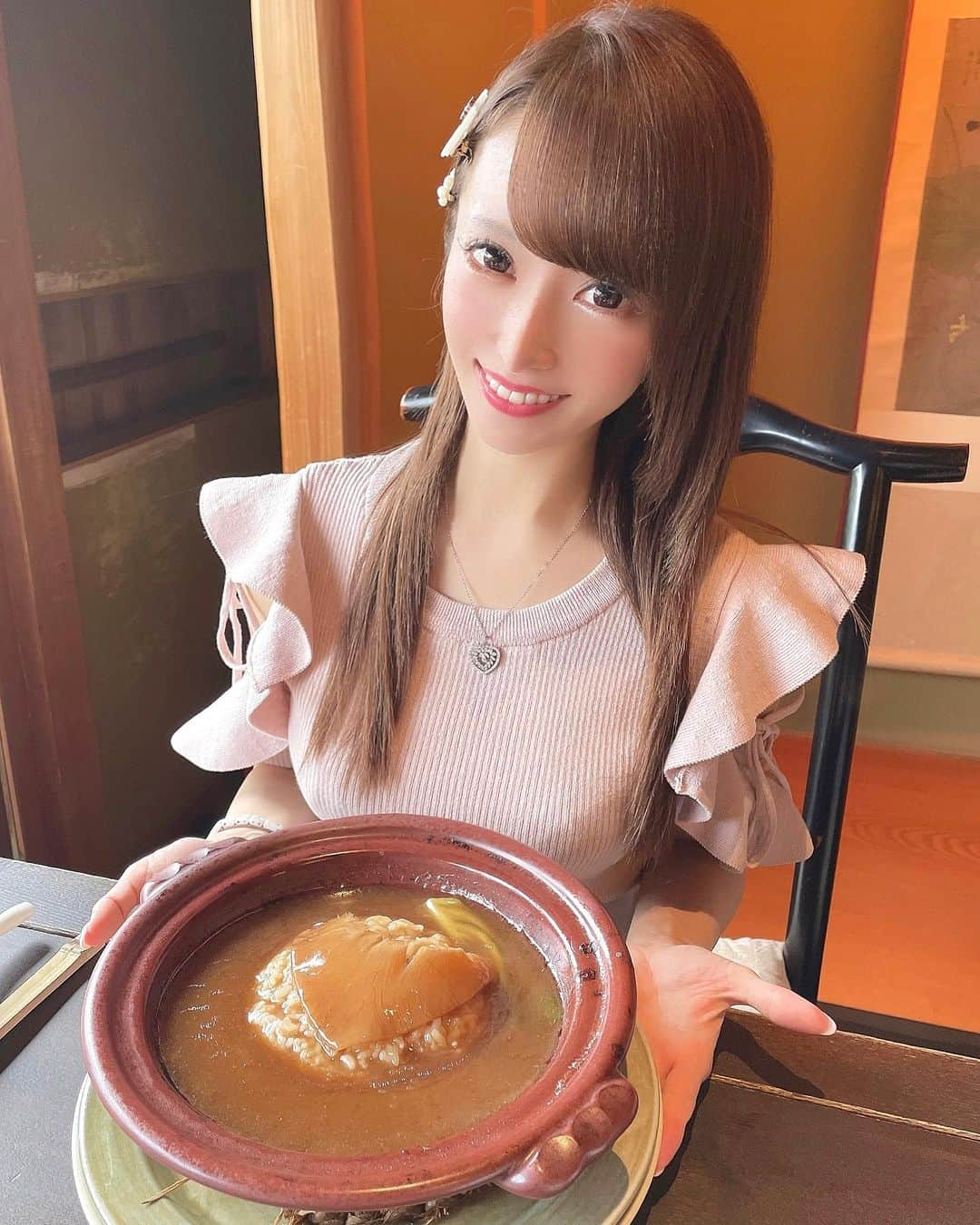 みくるんのインスタグラム：「大好きな白碗竹快樓の フカヒレ土鍋ご飯🦈🤍  コースじゃなくて尾びれの単品で頼むのがポイント💡  本当に濃厚で美味しくて祇園の 雰囲気も味わえて大好きなお店💫  この為だけに何度も京都まで足を運んでしまう🤍  #japan#japanesegirl#京都#京都観光#京都グルメ#祇園グルメ#フカヒレ#白碗竹快樓」