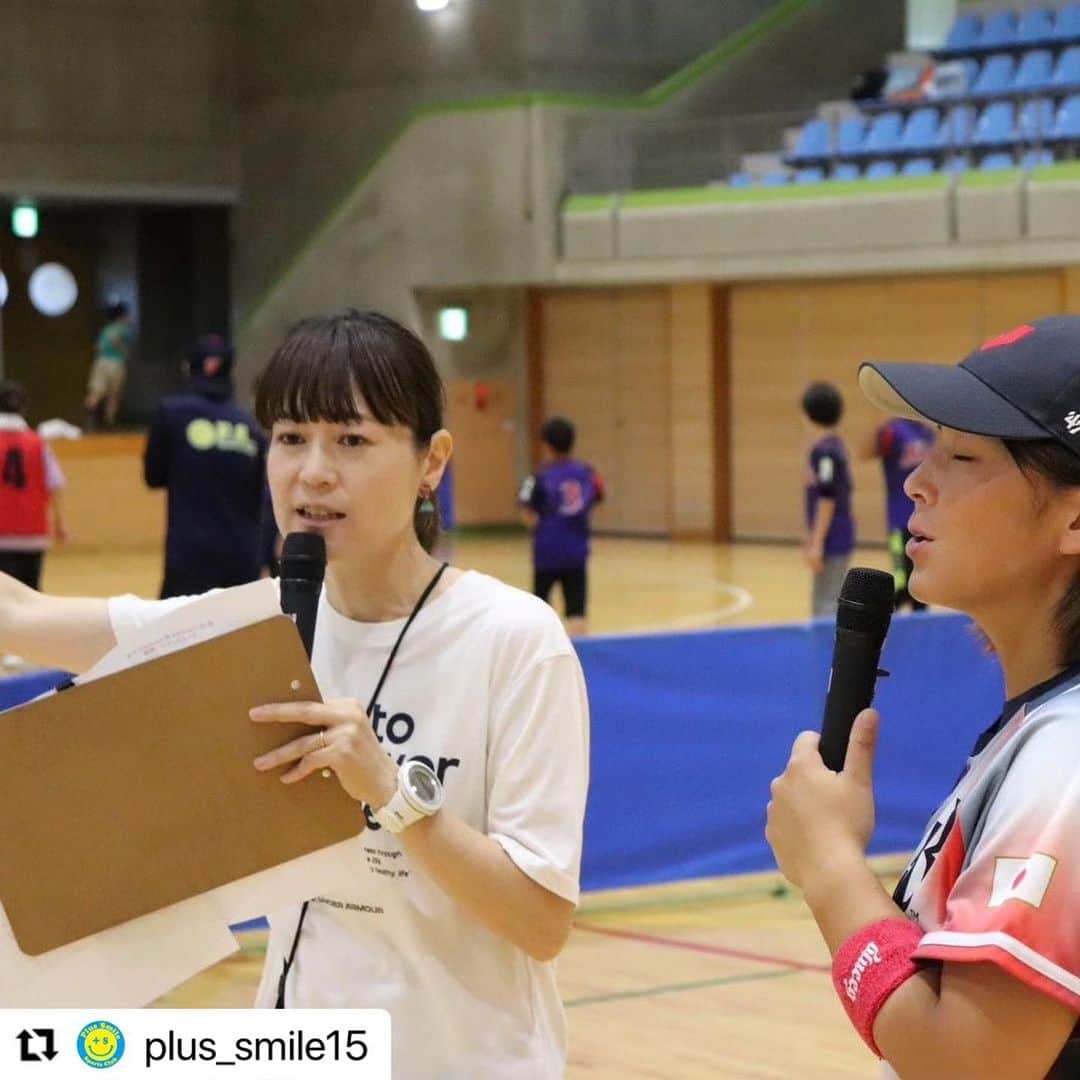 浅利そのみさんのインスタグラム写真 - (浅利そのみInstagram)「初めてＭＣをするスポーツだったので、私の緊張が半端なかった！！  でも！ 参加している皆さん、 日本代表の3人、 何よりも主催者の皆さんが めっちゃ楽しんでる！！！  よし、 浅利節でやっちゃえー！！ みたいな😆  結果、めちゃくちゃ楽しいー！！！ マイク持って騒ぎまくってるの だーれー？？みたいな😆  日本代表の3人の解説も わかりやすいし、おもしろいし。  みんなで『Baseball5』の楽しさを 創り上げていった、 そんな1日でした。  @nezumi_1980  根津大先生。 声かけてくれてありがとう！  空振りでみんなを笑わせてくれて ありがとう！  準備から当日まで、 お疲れ様でした！！  #Repost @plus_smile15 with @use.repost ・・・ 【第一回PlusSmile杯Baseball5大会】結果報告  会場を大いに盛り上げてくれたのはこの方！ フリーアナウンサー浅利そのみ（ @asarisonomi ）さん！  落ち着いた司会から、試合になると会場の雰囲気をガラリと変えるアナウンス。 主催者の無茶振りにも即対応してくれる対応力。  もう、さすが浅利大先生！！ 山梨が誇る名アナウンサーです！  #プラススマイル　#山梨 #Baseball5　#ベースボール５ #アーバンスポーツ　#笑顔 #手打ち野球 #日本代表　#交流 #野球　#ソフトボール　#普及 #野球男子　#野球女子 #家族で　#仲間と　#友人と #初心者大歓迎　#みんな大歓迎 #とりあえず　#やってみよう」9月29日 0時45分 - asarisonomi