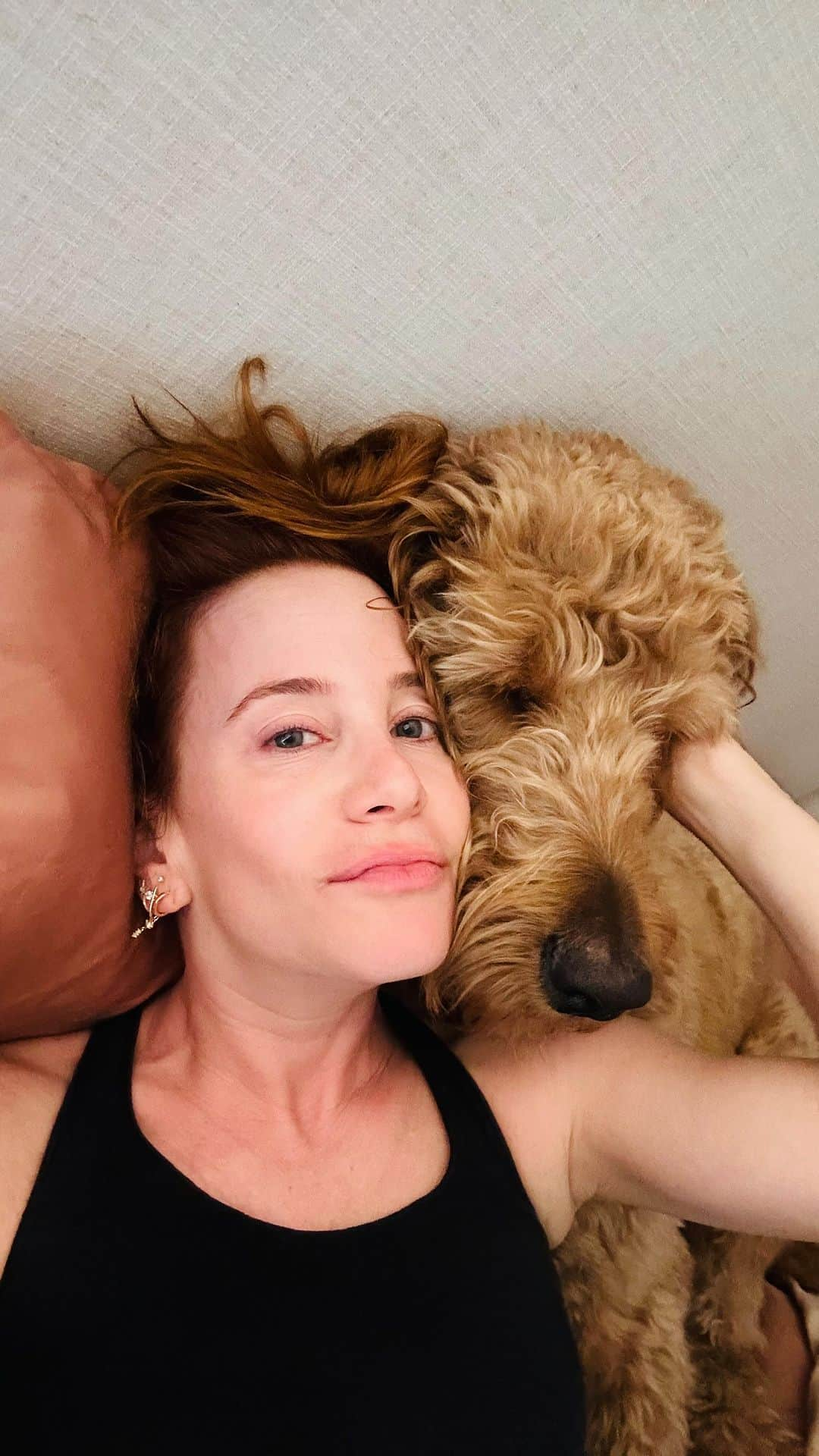 エイミー・デビッドソンのインスタグラム：「Last night snuggles with Clifford. 🐶🐾🐾Well, he actually pinned me down and I couldn’t quite move without waking the sleeping baby. Lol! I think his head weighs like 10 pounds. do your dogs hold you captive?! 😅 I mean, the poor guy was obviously sooooooo tired. It’s such a ruff life eating, sleeping, walking, barking at everyone and everything ALL DAY! I hope you got your beauty sleep, buddy. I love you!」