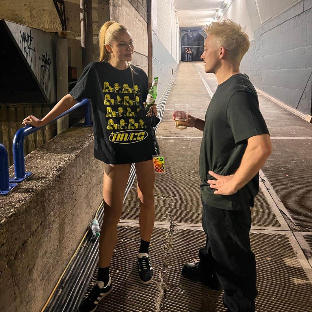 Mali-Koa Hoodのインスタグラム：「We are small but we are mighty!!! One week down in @5sos wrld 💞💞💞🌏🌏🌏 Milan, Stuttgart, Düsseldorf, Madrid, Lisbon 🙇🏼‍♀️🙇🏼‍♂️ thankya」
