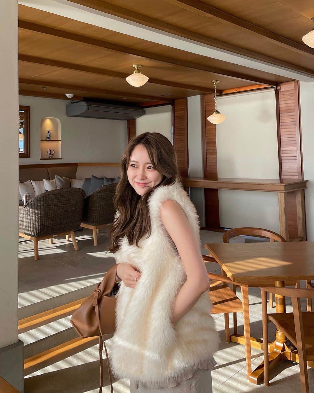 大野愛友佳のインスタグラム：「ファーで秋感増し🍂♡  週末のお買い物中にlunchした様子を📷..  まだ暑いけど、秋感出したいときは カラーと素材で秋をプラス。  setupはヘリンボーンの生地🧵 pierrotのもの。 ビスチェはレイヤードができるので着回しできるのが◎  @pierrot_shop  ✔︎ウール混ヘリンボーンビスチェセットアップ 9/26-10/2でアウターフェアが行うみたいなのでみてみてね❤︎  #秋コーデ#pr#pierrot#セットアップ#セットアップコーデ」