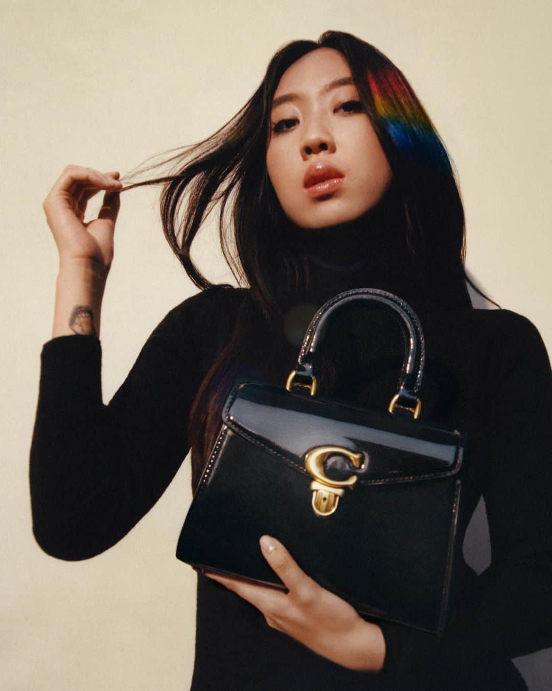 コーチのインスタグラム：「Patently devoted to this high-shine Sammy bag. 🖤🖤🖤  #WearYourShine. Our Fall 2023 story is a call to resist your inner critic and show your most confident self.  Starring: #YoungjiLee Photographer: @joshuawoods Stylist: @gabriellak_j Production design: Christian Stone Hair: @owengould Makeup: @hollysilius Nails: @ronnajones  #CourageToBeReal #CoachNY」