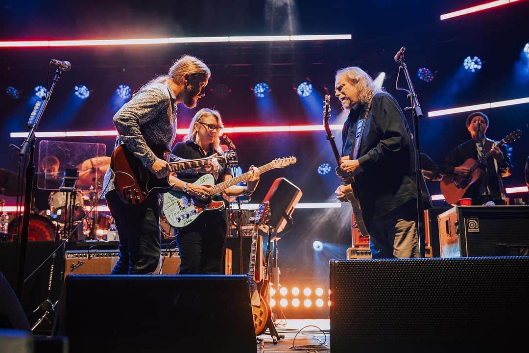 テデスキ・トラックス・バンドのインスタグラム：「Thank you Boston for a great start to The Garden Parties! Special thanks to @thewarrenhaynes and @lukasnelsonofficial for joining us. Can’t wait to bring the party to NYC on Friday!  📸 @bradleystrickland1」