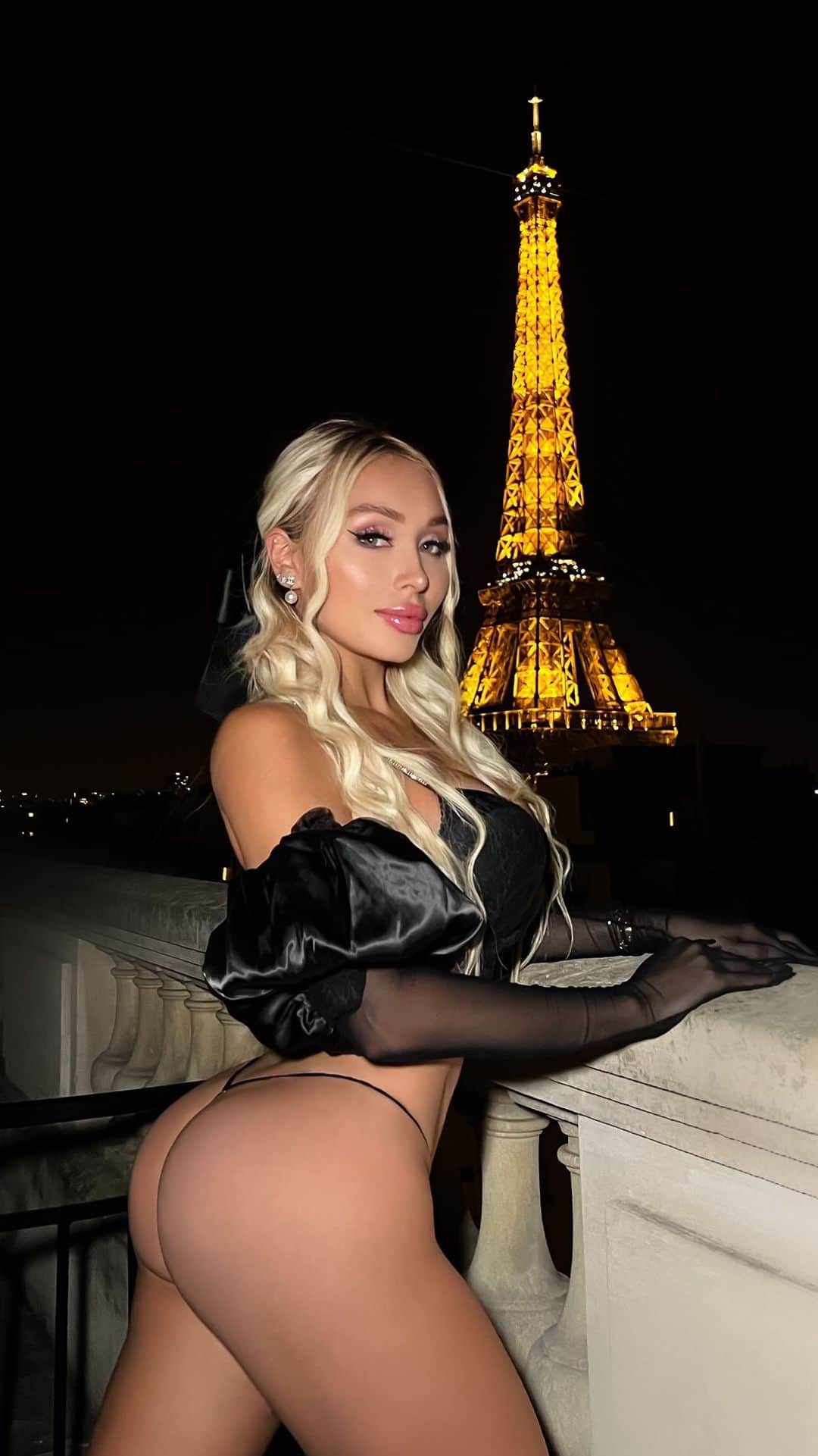 ダニエラ・チャベスのインスタグラム：「Obsessed with the Parisian Vibe! 👩🏼‍🎨🥐」