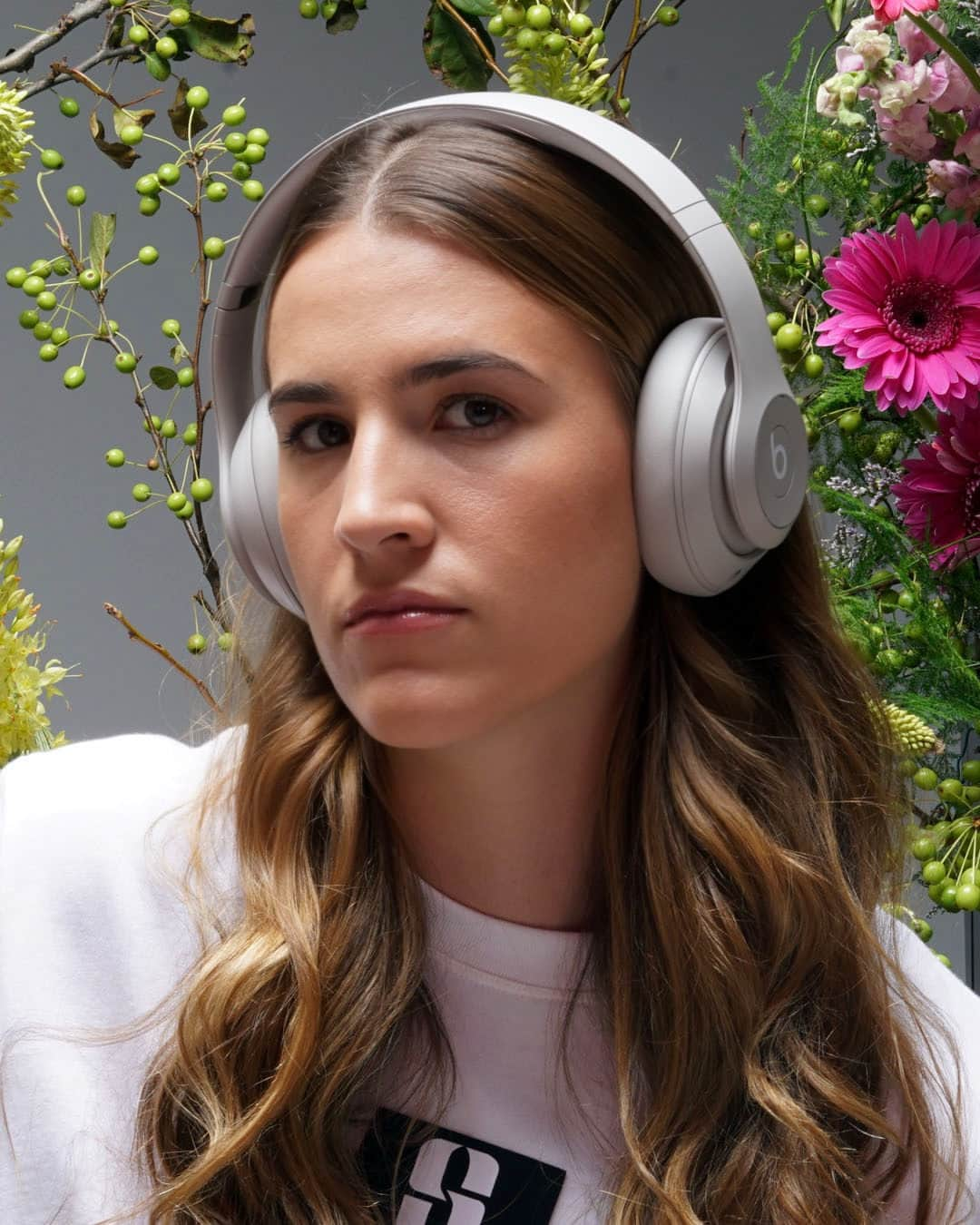 ビーツ・エレクトロニクスのインスタグラム：「Playoff game or secret garden, find your happy place with Beats Studio Pro 🧚🏀 @sabrina_i」