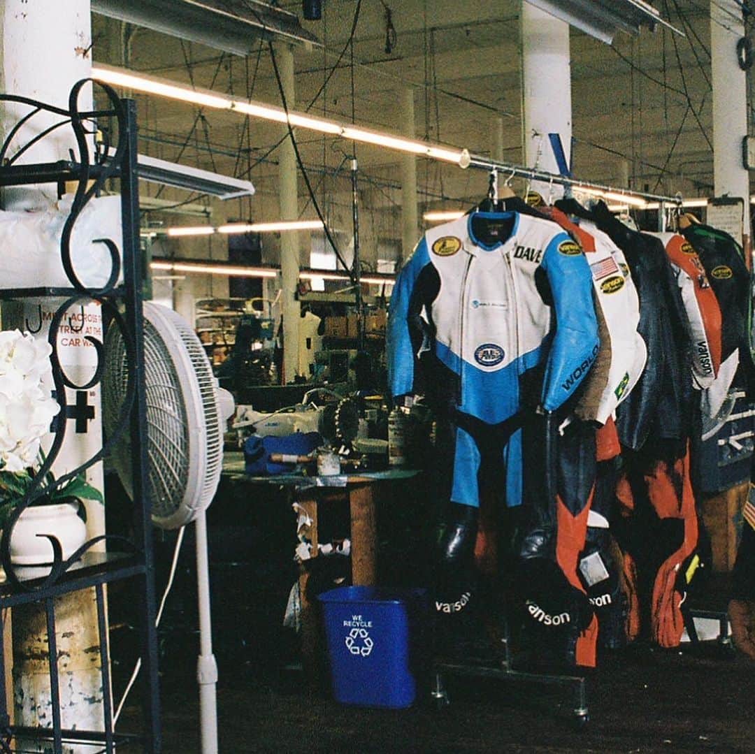 バンソンのインスタグラム：「A custom Vanson suit is always a good idea.   Reach out to us to get measured for your new suit, or stop by and see us in Fall River, MA. #vansonleathers 🏍️」