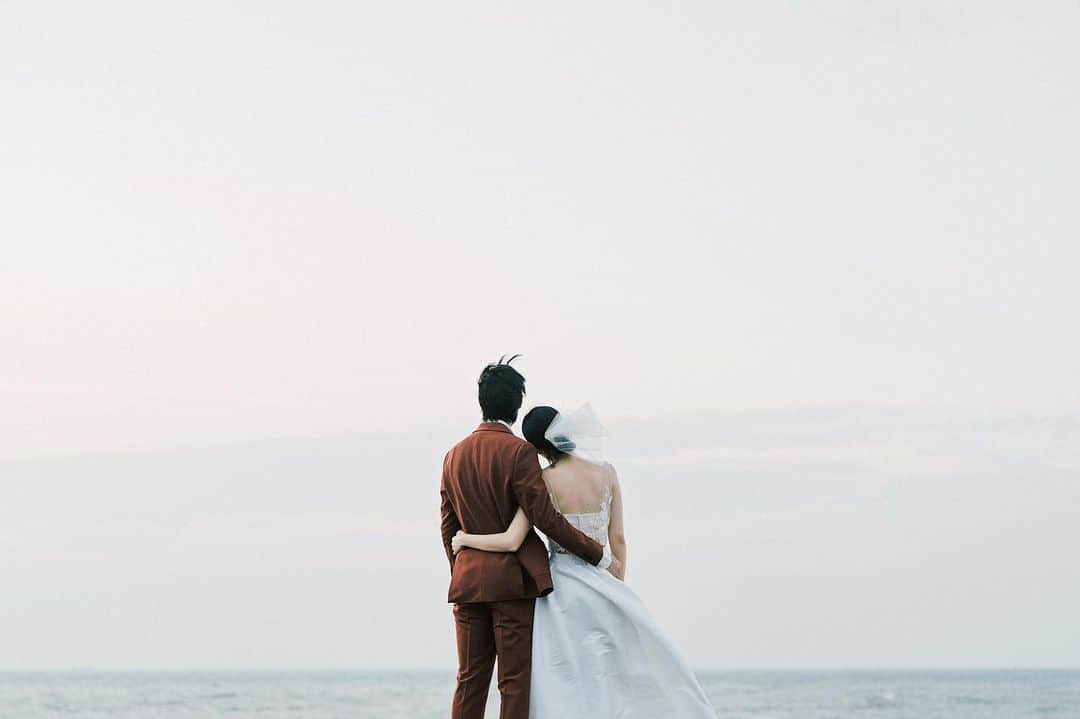 Dewi Chienさんのインスタグラム写真 - (Dewi ChienInstagram)「🌊婚紗照part5:沒有名字的海邊。  三年後，再度回到第一次約會的地方，記得當時拍完戲來這散步、沙灘上畫畫、靠著背看夕陽，一切，記憶猶新。  如今海邊還是一樣美，而我們還是一樣好好的⋯🤎🤍  👰🏻‍♀️ @ours.bride  🤵🏻 @vandome_suit  📷 @daran_wu @thestagephotography  💄 @arialping  💇🏻‍♀️ @actomlee  #大衛婚禮紀錄」9月29日 0時58分 - dewichien