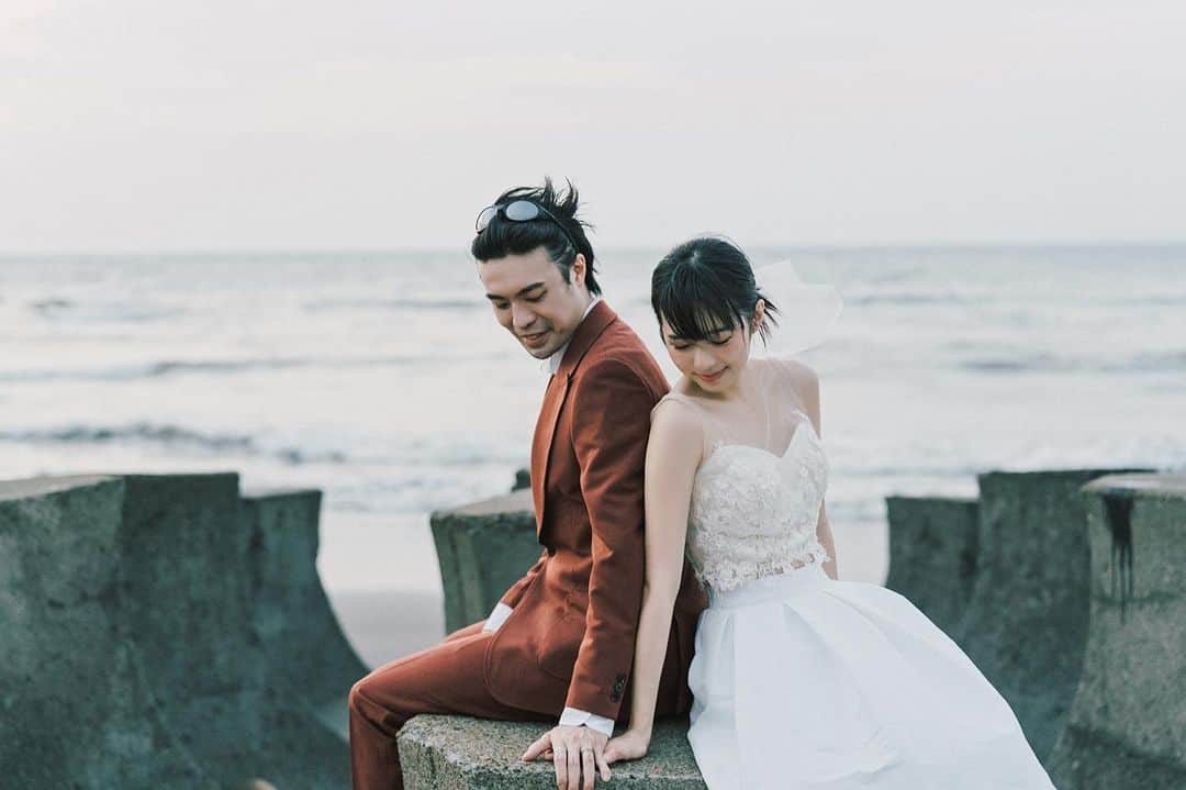 Dewi Chienのインスタグラム：「🌊婚紗照part5:沒有名字的海邊。  三年後，再度回到第一次約會的地方，記得當時拍完戲來這散步、沙灘上畫畫、靠著背看夕陽，一切，記憶猶新。  如今海邊還是一樣美，而我們還是一樣好好的⋯🤎🤍  👰🏻‍♀️ @ours.bride  🤵🏻 @vandome_suit  📷 @daran_wu @thestagephotography  💄 @arialping  💇🏻‍♀️ @actomlee  #大衛婚禮紀錄」