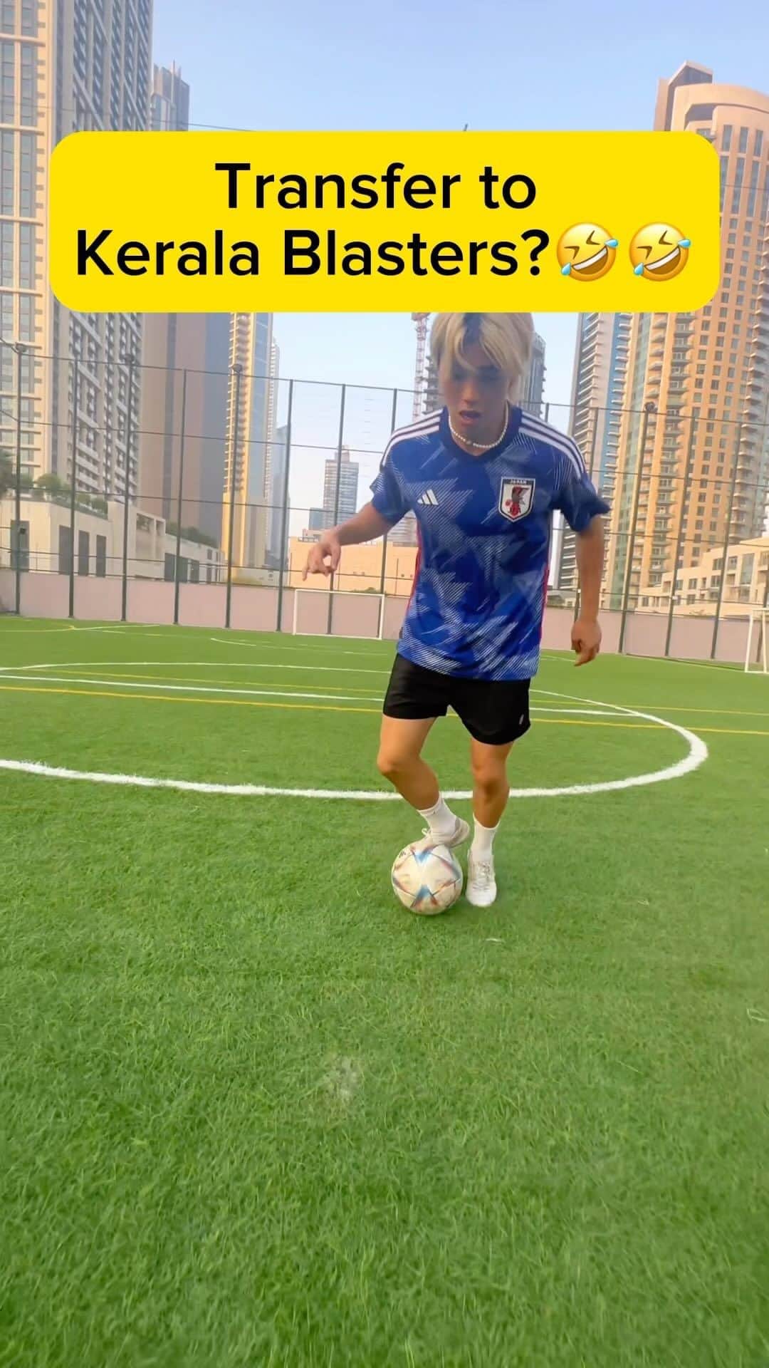 のインスタグラム：「What do you think?🧐🧐  #keralablasters #kbfc #kbfcmanjappada」