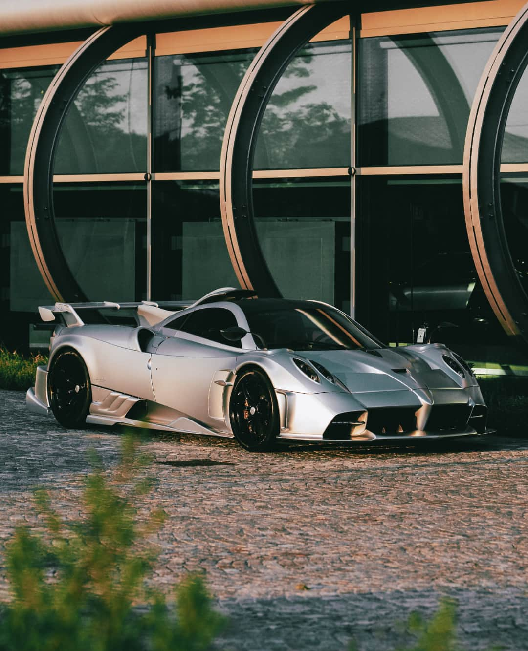 パガーニ・アウトモビリのインスタグラム：「Looking toward the future, respecting the past. #PaganiImola  We like to describe the Pagani Imola as our cutting-edge mobile laboratory, designed to include all the innovations that make our hypercars even more "hyper."  We are fond of it because it has allowed us to work with open-mindedness and technical freedom, so that our customers can enjoy an unparalleled driving experience.  #Pagani #PaganiAutomobili #Pagani25Anniversary」