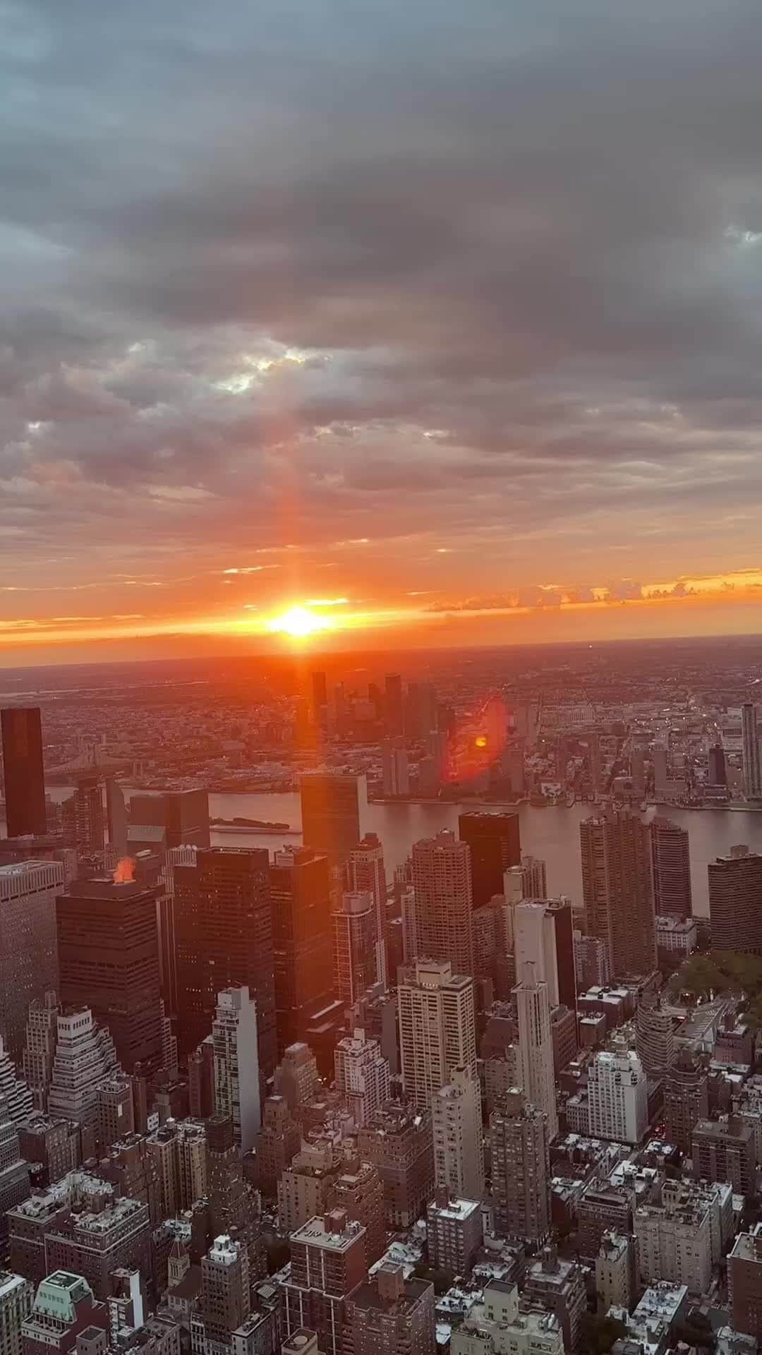 Empire State Buildingのインスタグラム：「Nothing comes close to sunrise at the top of the Empire State Building」