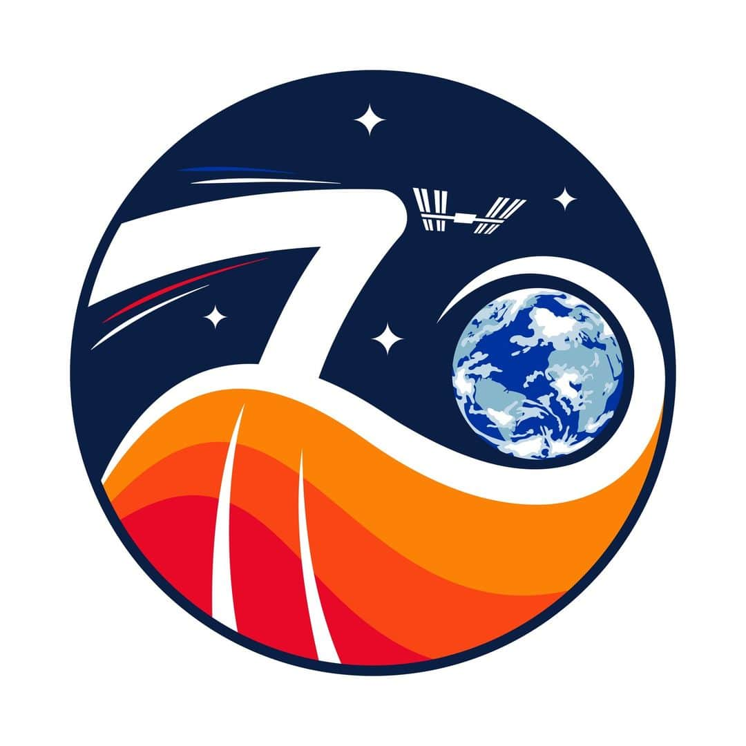 国際宇宙ステーションのインスタグラム：「Expedition 70 is well underway aboard the space station as yesterday saw the departure of three long-serving orbital residents.   The Expedition 70 patch is designed around the central yin-yang symbol representing balance; first and foremost, the balance of our beautiful planet Earth is encircled by the yin-yang symbol and which forms part of the Expedition number. In our exploration of space, we are reminded of the uniqueness of Earth; the further we push the boundaries of human existence, the stronger our longing for our home planet grows. As our understanding of the cosmos expands, so does our understanding of Earth, and although we live in an ever-changing world, we recognize the need for a planet in balance to ensure our future.   #nasa #international #space #station #expedition70 #patch #crew」