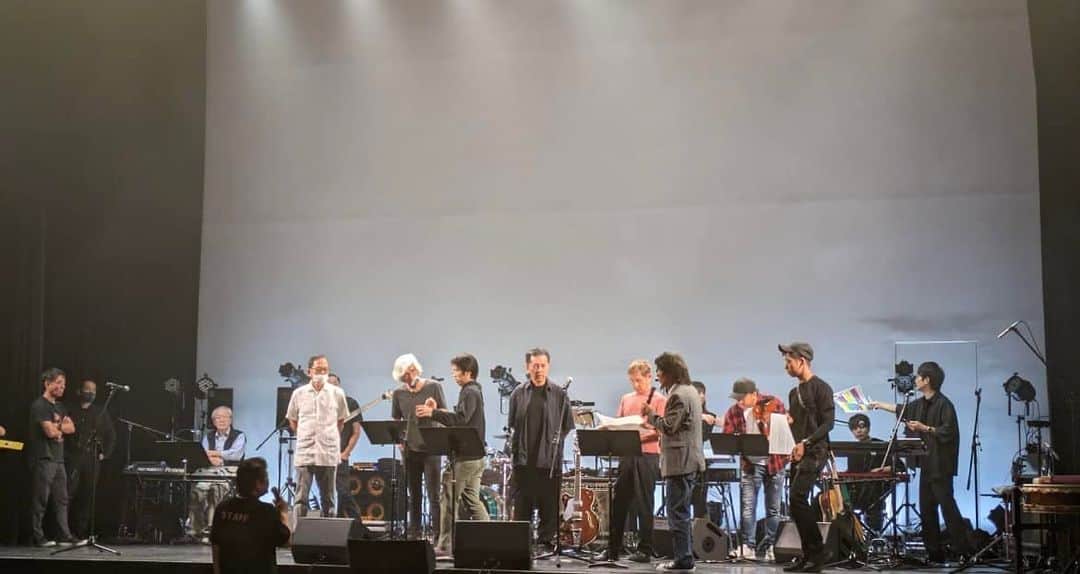 榎木孝明のインスタグラム：「柴俊夫さん主催の「子供たちのためのチャリティーコンサート」に参加しました。この会は今から46年前に柴さんと西田敏行さん、松崎しげるさん、田中健さん、志垣太郎さんの5人で子供達の為の活動として始めたのだそうで、当時20代の5人の素敵な趣旨が長年続いている事は驚きです！ 私は「永遠という名の一瞬」の朗読で、田中健さんのケーナと羽仁知治さんのピアノとのコラボで参加させて頂きました。他にも若手のバンドや松崎しげるさんや佐藤浩市さんの素敵な歌など、あっという間の3時間でした。 収益金は必要経費を除く全てを、子供食堂の支援金として寄付されました。柴さん達の素晴らしい活動を今後も応援したいと思います。」