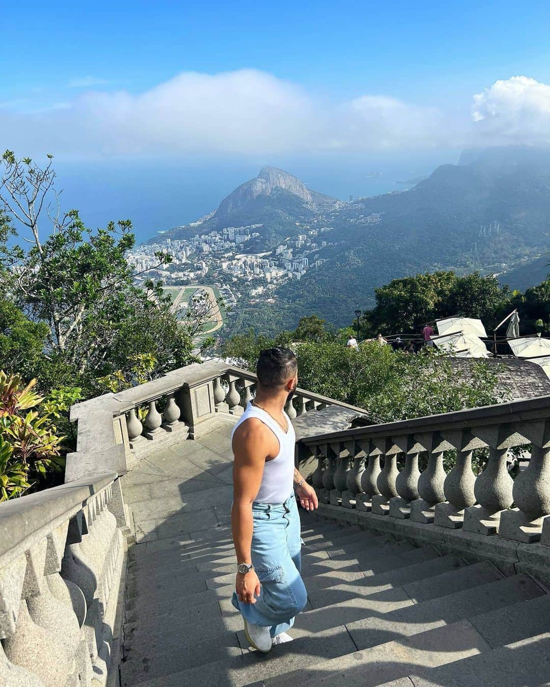 デルタ航空のインスタグラム：「We’re celebrating Latin and Hispanic Heritage Month with our good friends at @latamairlines to show you some of the places you can go to learn more about these different cultures. Next stop on the list: Rio de Janeiro, Brazil 🇧🇷   See our Instagram Stories for recommendations on how to explore this extraordinary city.  Photo: @bayronortiz」