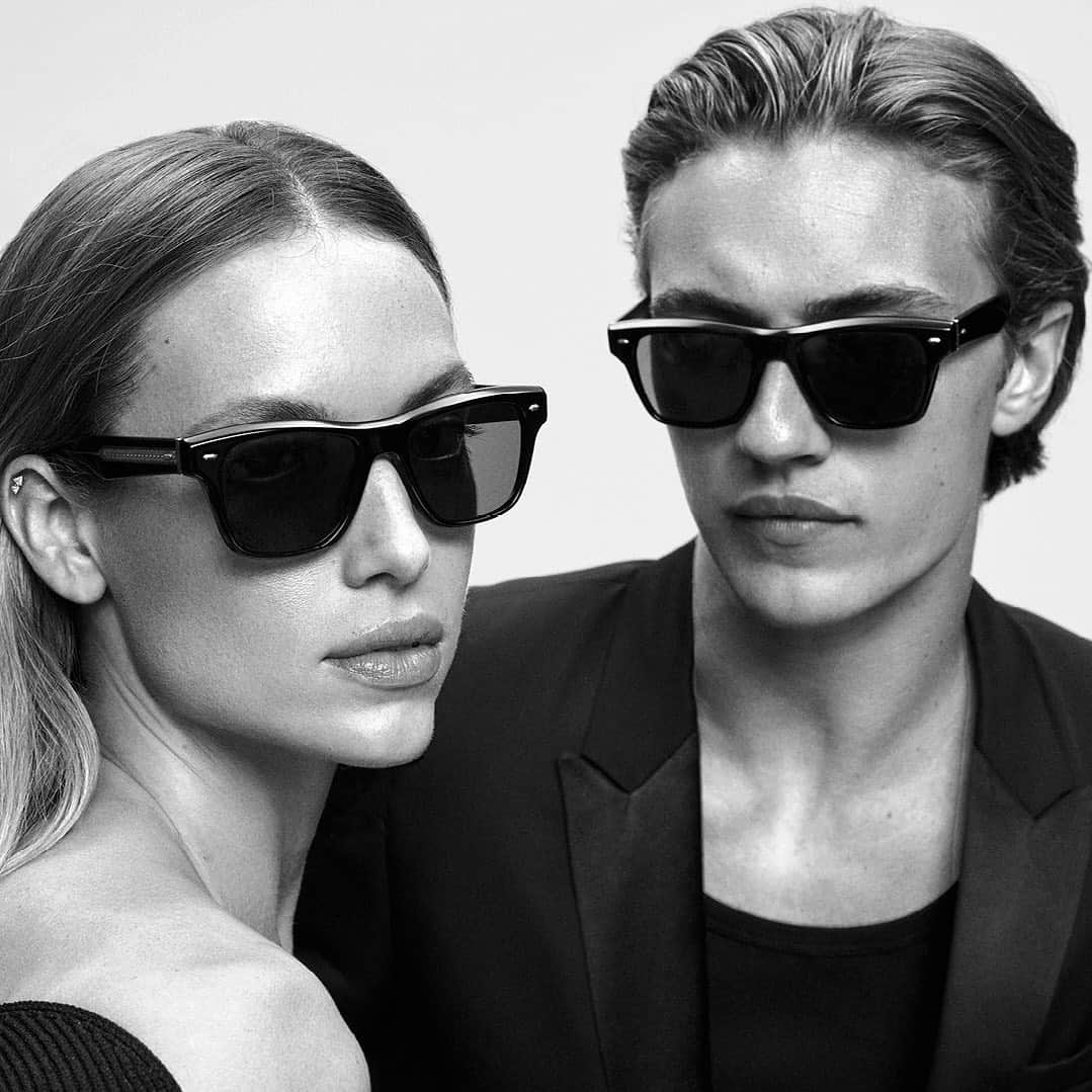 オリバーピープルズのインスタグラム：「For the bold. OLIVER SIXTIES SUN.⁠ ⁠#OliverPeoples Fall 2023.⁠  Photographer/Director: @zoeygrossman  Production: @photobombproduction  Styling: @christianstroble  Hair: @tiago_goya  Makeup: @hollysilius」