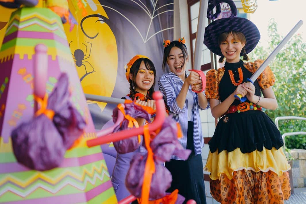 Discover Hong Kongさんのインスタグラム写真 - (Discover Hong KongInstagram)「[Ocean Park Halloween Fest - School of Unending Horror👻🏫]  From now until 31 Oct 23, @hkoceanpark will be bustling with a spectacular array of festive experiences for both adults and kids. Come unleash your inner daredevil and embrace the thrilling allure of Halloween!😈  With the #AllDayDelightTicket 🎫, you will gain unlimited access to a ghastly lineup of Halloween Fest attractions in the Park! If you dare to enroll the night school, 6 terrifying experiences await you.  Hold onto your hats and prepare for a spine-chilling adventure at Hong Kong Ocean Park!  More details 👉🏻 @hkoceanpark  What else can you do at night in Hong Kong? Stay tuned for our #HongKongAfter6 !  【海洋公園哈囉喂全園祭 2023 鬼校開學👻🏫】 「海洋公園哈囉喂全園祭 2023」正式揭幕，即日起至 10 月 31 日，海洋公園邀請大小朋友盡情投入一系列精彩詭異體驗！😈  購買哈囉喂 #全日暢玩優惠門票 🎫即可投入海洋公園哈囉喂日夜之旅，勇闖六大驚嚇鬼屋，展開驚慄之旅！  展開冒險之旅👉🏻 @hkoceanpark  想知道更多萬聖節活動詳情？想知嚟緊夜晚有乜玩？記得跟貼我哋嘅 #HongKongAfter6 ，更多節日盛事、玩樂好去處等緊你！  #Halloween2023  #OceanParkHalloweenFest  #DiscoverHongKong」9月29日 1時06分 - discoverhongkong