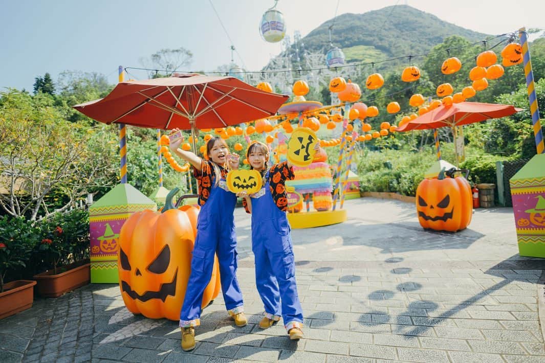 Discover Hong Kongのインスタグラム：「[Ocean Park Halloween Fest - School of Unending Horror👻🏫]  From now until 31 Oct 23, @hkoceanpark will be bustling with a spectacular array of festive experiences for both adults and kids. Come unleash your inner daredevil and embrace the thrilling allure of Halloween!😈  With the #AllDayDelightTicket 🎫, you will gain unlimited access to a ghastly lineup of Halloween Fest attractions in the Park! If you dare to enroll the night school, 6 terrifying experiences await you.  Hold onto your hats and prepare for a spine-chilling adventure at Hong Kong Ocean Park!  More details 👉🏻 @hkoceanpark  What else can you do at night in Hong Kong? Stay tuned for our #HongKongAfter6 !  【海洋公園哈囉喂全園祭 2023 鬼校開學👻🏫】 「海洋公園哈囉喂全園祭 2023」正式揭幕，即日起至 10 月 31 日，海洋公園邀請大小朋友盡情投入一系列精彩詭異體驗！😈  購買哈囉喂 #全日暢玩優惠門票 🎫即可投入海洋公園哈囉喂日夜之旅，勇闖六大驚嚇鬼屋，展開驚慄之旅！  展開冒險之旅👉🏻 @hkoceanpark  想知道更多萬聖節活動詳情？想知嚟緊夜晚有乜玩？記得跟貼我哋嘅 #HongKongAfter6 ，更多節日盛事、玩樂好去處等緊你！  #Halloween2023  #OceanParkHalloweenFest  #DiscoverHongKong」