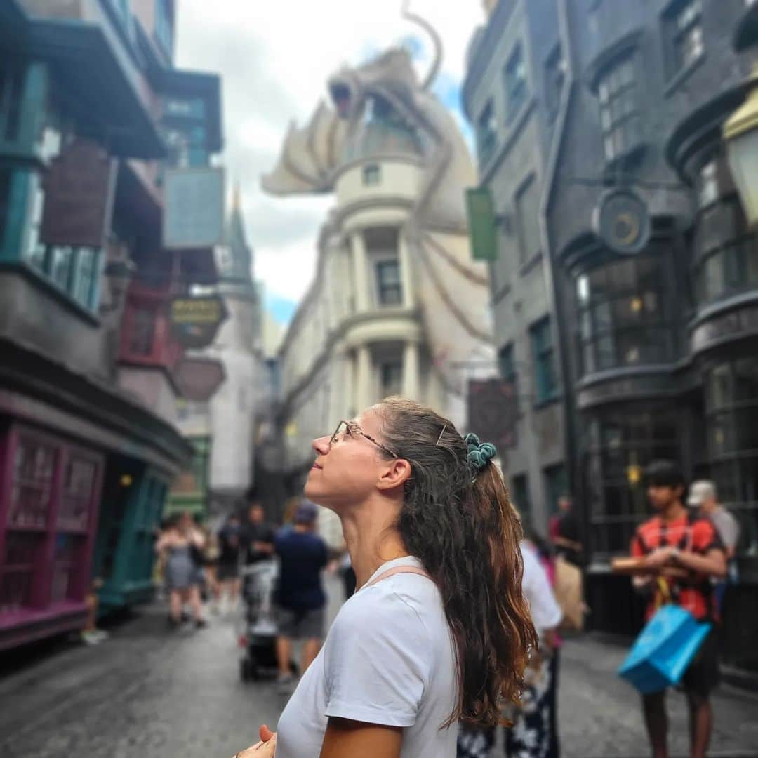 アイリーン・シラグサさんのインスタグラム写真 - (アイリーン・シラグサInstagram)「Tell me one last thing,” said Harry. “Is this real? Or has this been happening inside my head?”  Dumbledore beamed at him, and his voice sounded loud and strong in Harry’s ears even though the bright mist was descending again, obscuring his figure.  “Of course it is happening inside your head, Harry, but why on earth should that mean that it is not real?  🫶🕯✨️ #dreamholiday #harrypotter #universalstudios #Orlando #holydays #lavelocistacongliocchiali」9月29日 1時07分 - irenesiragusa