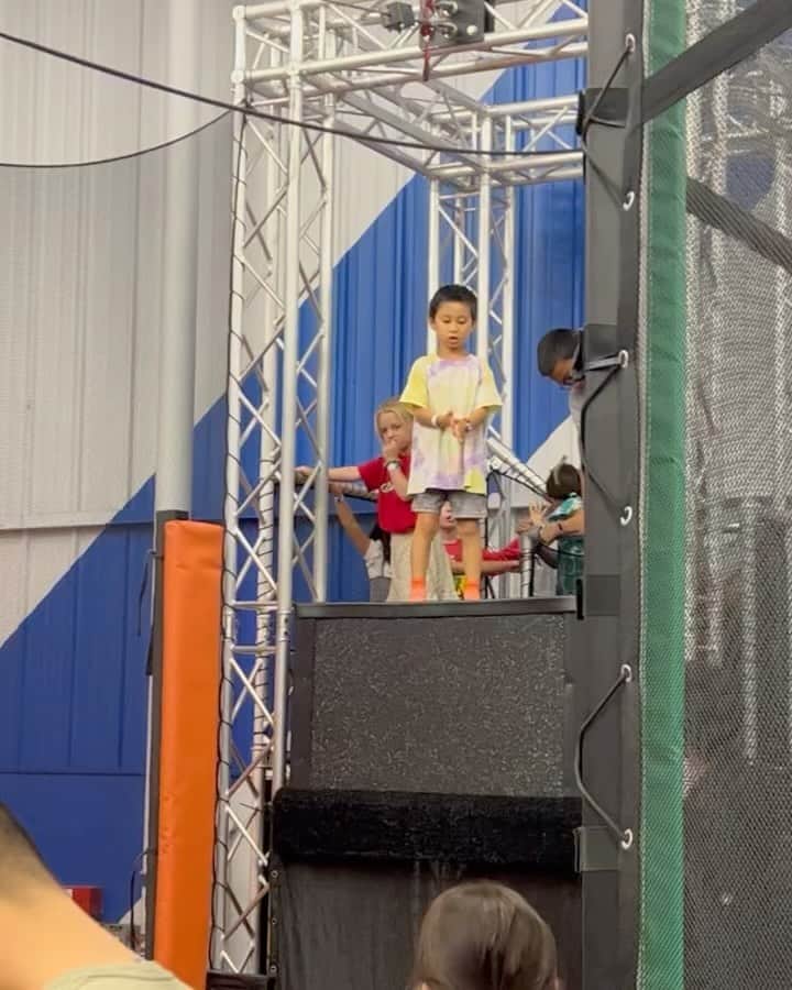 珠華ゆふのインスタグラム：「クラスメイトのBirthday Party✨ みんな大好きRockin' Jumpでみんな楽しそうだった❤️ ①滑らないように手を一生懸命拭いてドキドキのじゅんじゅん😆 ②🏍️💨 ③ピザ大好き和華ちゃん🍕  #メンタル #メンタルコーチング #メンタルトレーニング #宝塚 #宝塚og #宝塚受験 #バレエ #フィギュアスケート #パフォーマンスアップ #サンフランシスコ #ベイエリア #アメリカ生活」