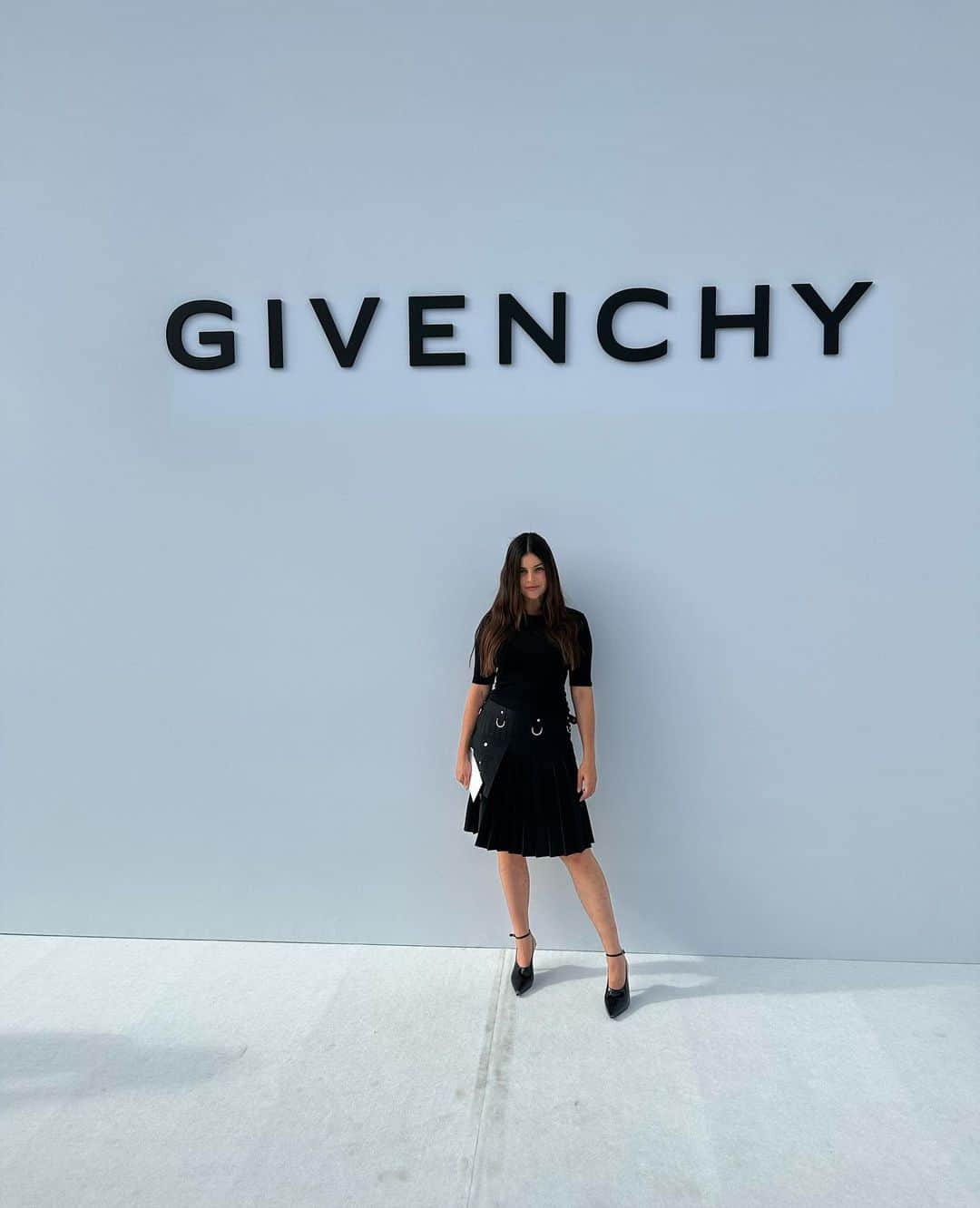 ジュリア・レストイン・ロイトフェルドさんのインスタグラム写真 - (ジュリア・レストイン・ロイトフェルドInstagram)「A breath of fresh air @givenchy and it fell goooooood 🖤」9月29日 1時16分 - juliarestoinroitfeld