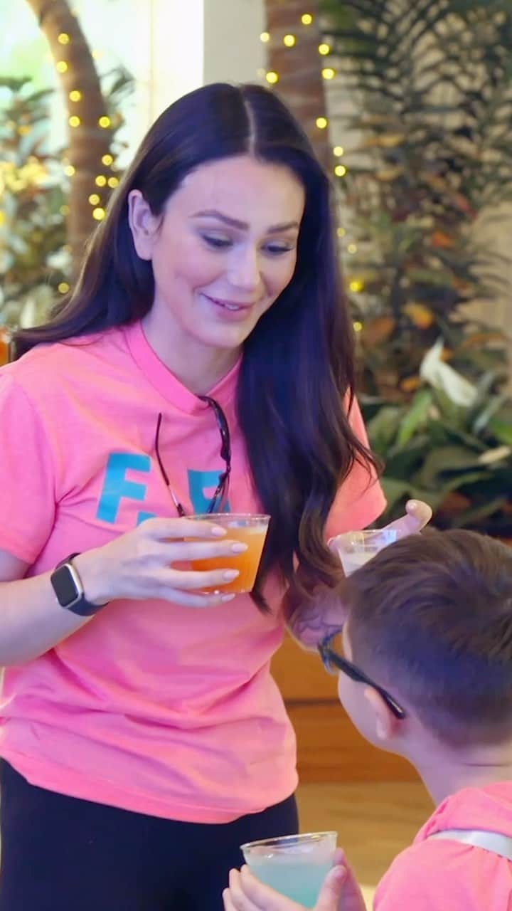 ジェイワウのインスタグラム：「Clocking in for Family Fun Day 🙋‍♀️ Tune into an all-new #JSFamilyVacation tonight at 8p on @mtv!」