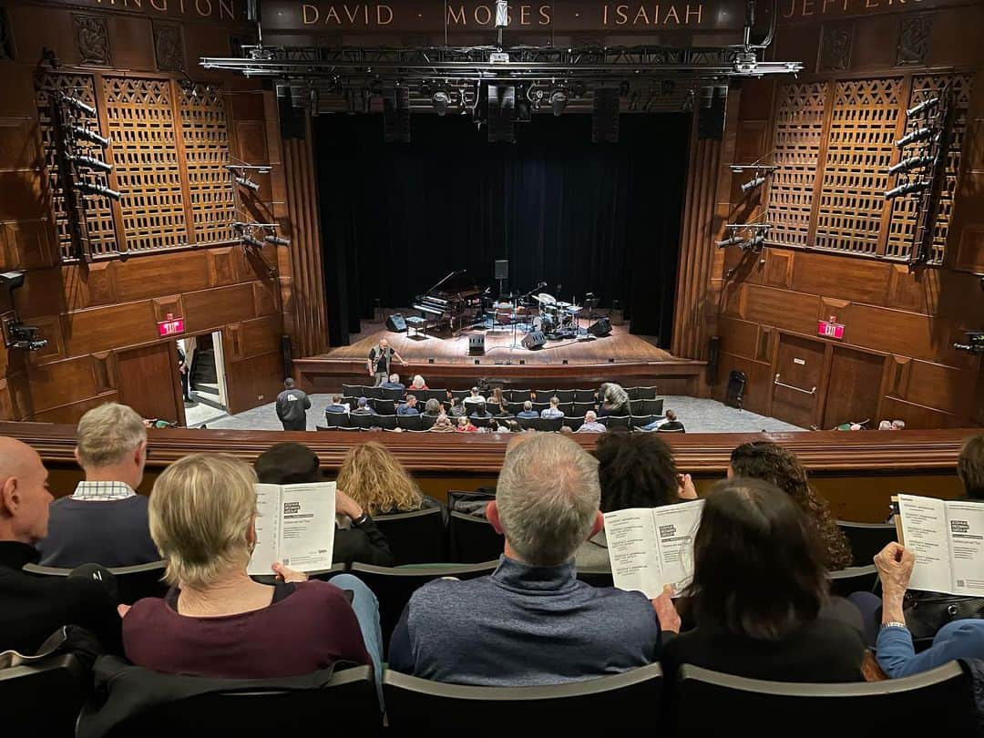 Monday満ちるさんのインスタグラム写真 - (Monday満ちるInstagram)「Last minute purchases mixed with high prices for concert tickets in NYC just means I have to consider investing in opera glasses for the nose bleed seats. Fortunately the acoustics at #92y (or “the Y” as @joshuaredmanmusic jokingly referred to this wonderful venue who we went to see) is pretty good, and we were treated to a gorgeous performance. I mean…what a unit! @aparksmusic @brianbladeofficial @joesandersbass and @gabtron007 My ears have been fortified, thank you.」9月29日 1時27分 - mondaymichiru