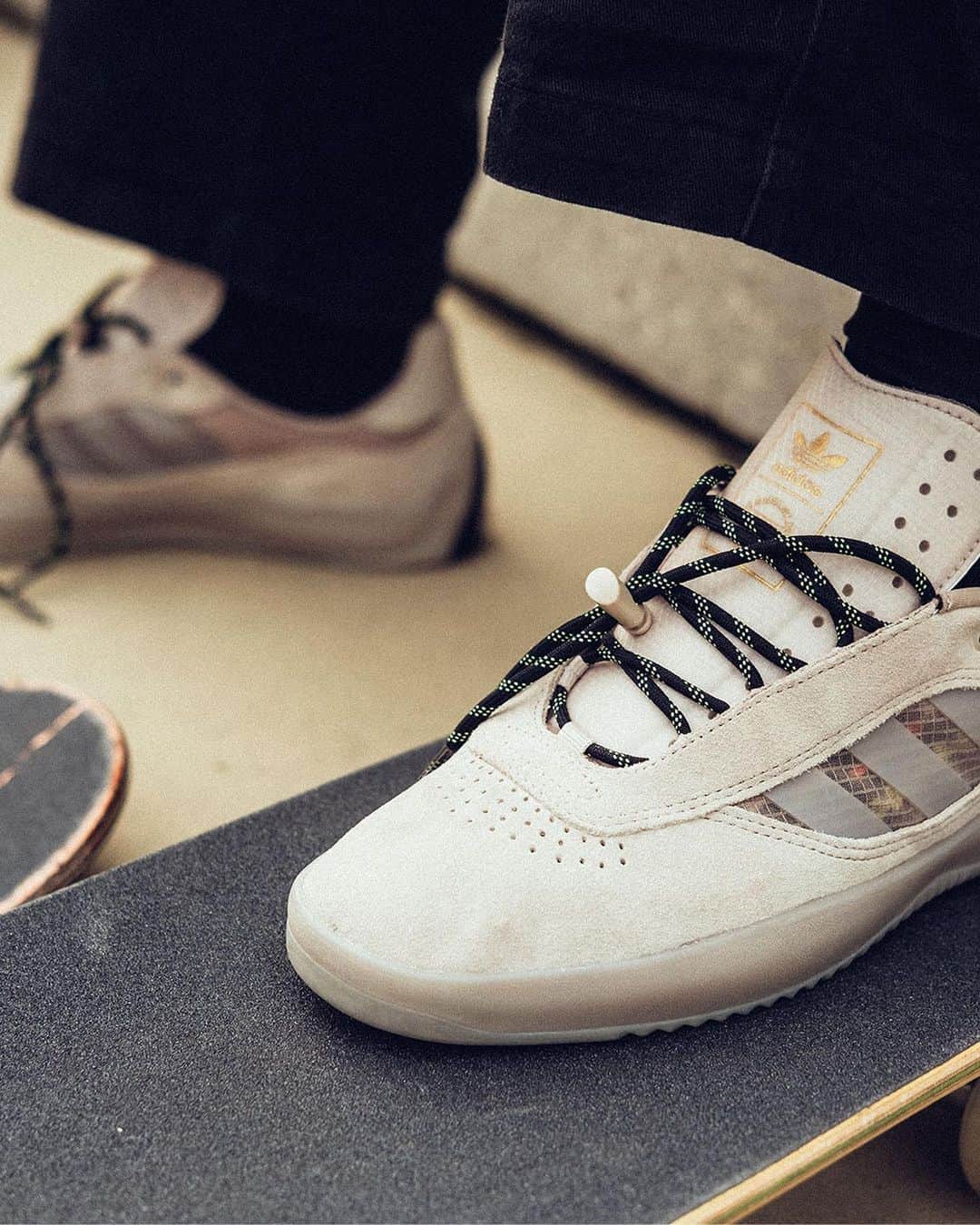 adidas Skateboardingさんのインスタグラム写真 - (adidas SkateboardingInstagram)「/// The Puig is Lucas’ go to model when a more technical and resistant shoe is needed. Combining a clean one-piece suede toe, speed lacing and additional heel protection, it offers a durable alternative to Lucas’ secondary model, the Puig Indoor.  Available now in select skate shops and online at adidas.com/skateboarding  📸 @legallout  #adidasSkateboarding #LucasPuig」9月29日 1時21分 - adidasskateboarding