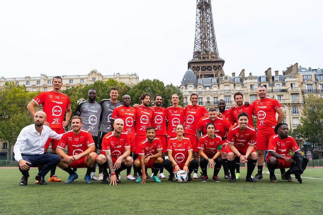 ロベール・ピレスさんのインスタグラム写真 - (ロベール・ピレスInstagram)「Goal or 🧤?! 😅  Très bel événement hier soir au profit de @eenfance ! Mobilisons-nous !」9月29日 1時27分 - robert_pires07