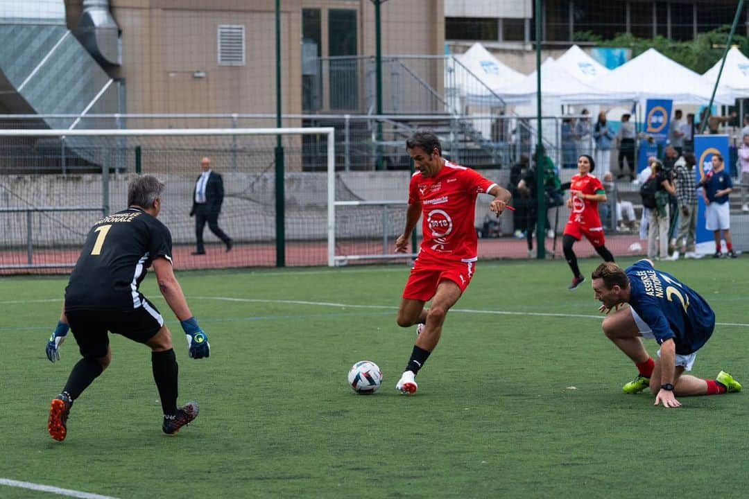 ロベール・ピレスのインスタグラム：「Goal or 🧤?! 😅  Très bel événement hier soir au profit de @eenfance ! Mobilisons-nous !」