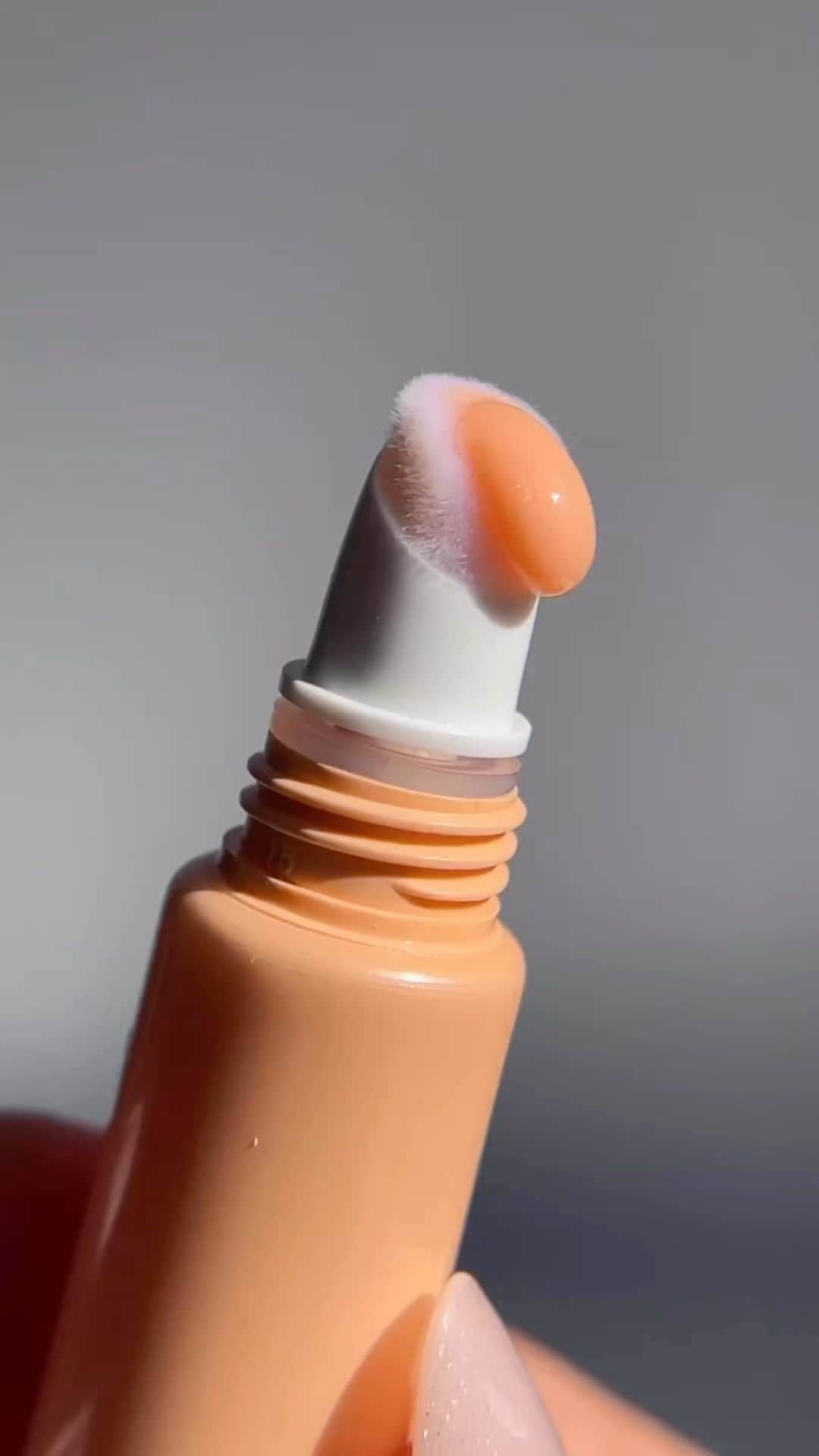 CLARINSのインスタグラム：「Peach perfection 🍑   #clarinslipperfector #lipperfector #liptint #lipgloss」