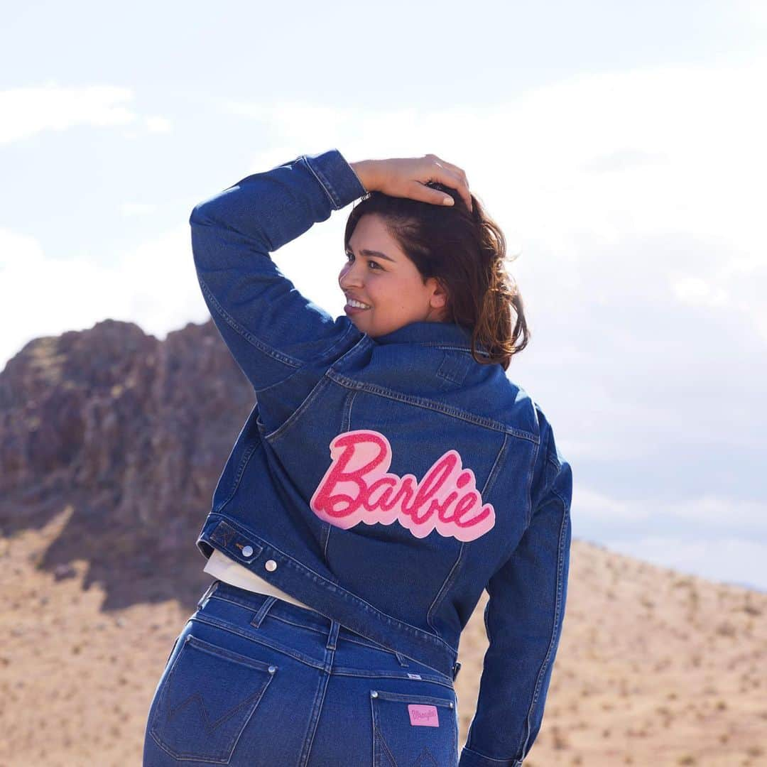 ベラ・ゴールデンのインスタグラム：「curvy cowgirl barbie 💗👢🤸🏻‍♀️ me for the new wrangler x barbie collab online and in stores internationally 💘 very proud to have worked on this one with the wonderful team that brought it to life,  thank you @wrangler and @mattel for having me, and for bringing representation to a project that so needed it!! my inner child is so thrilled 💓 @wilhelminalosangeles @wilhelminamodels」