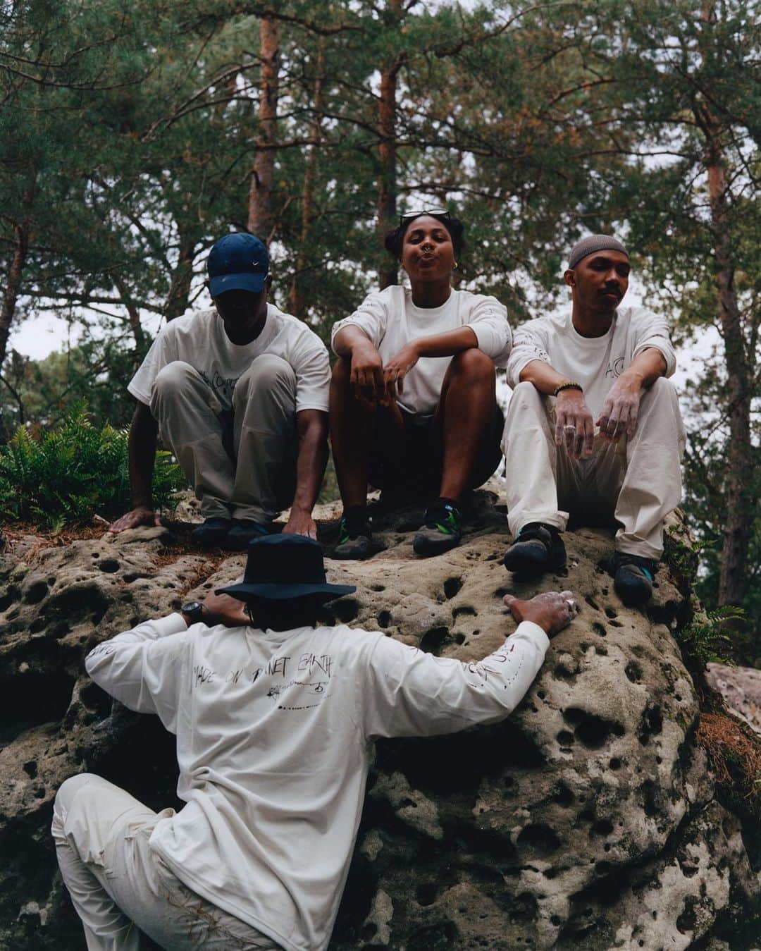 Nike Sportswearのインスタグラム：「SNKRS Hiking Club : good vibes only 🪨🌲  A few weeks ago, the ACG team went exploring in the breathtaking Fontainebleau forest with several SNKRS members. The adventure-packed day included a hike with coach Thomas + a bouldering workshop with @carosinno, professional climber and founder of the @girlsinbleau collective.  Keep an eye on the SNKRS app to join us on the next one!  📸 : @jrmykonko  Good vibes only à la dernière rando du SNKRS Hiking Club 🪨🌲  Il y a deux semaines, la team ACG est partie en exploration du côté de Fontainebleau avec plusieurs membres SNKRS. Au programme, rando avec coach Thomas + un workshop bouldering en compagnie de @carosinno, grimpeuse pro et fondatrice du collectif @girlsinbleau.  Garde un œil sur l’app SNKRS pour participer à la prochaine !」