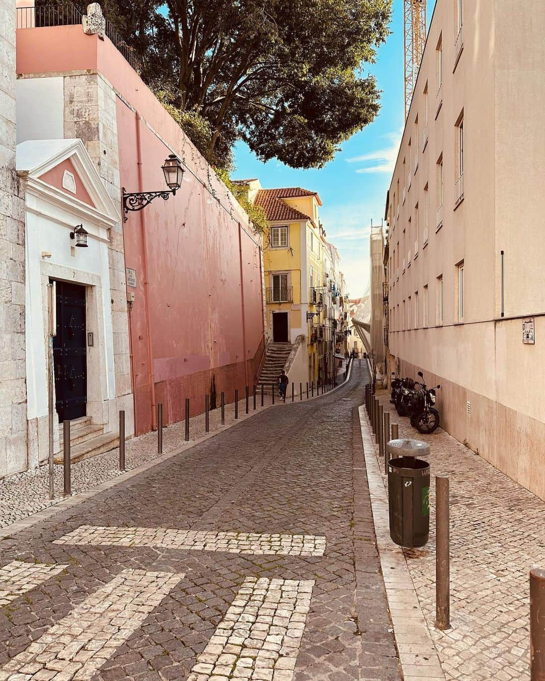 ヘイリー・ウェステンラさんのインスタグラム写真 - (ヘイリー・ウェステンラInstagram)「We had a beautiful time in Lisbon. Big congrats and love to the bride & groom - @emilyannhilton & @christojones ❤️❤️❤️ also our little girl turned ONE. Amazing hospitality at @baixahouse 🦋 we continue to be sleep-deprived but our cups are full ✨」9月29日 1時31分 - hayleywestenra