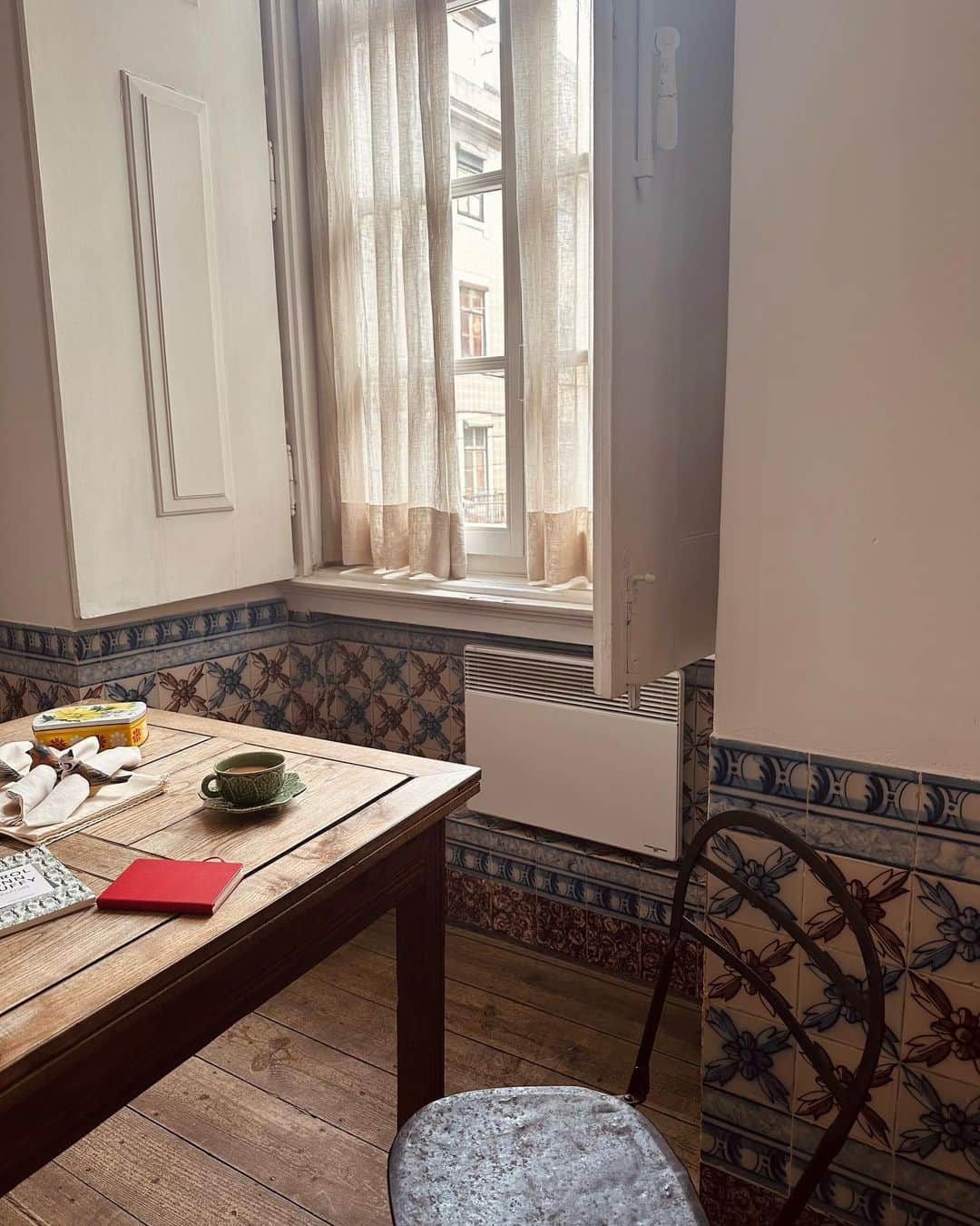 ヘイリー・ウェステンラのインスタグラム：「We had a beautiful time in Lisbon. Big congrats and love to the bride & groom - @emilyannhilton & @christojones ❤️❤️❤️ also our little girl turned ONE. Amazing hospitality at @baixahouse 🦋 we continue to be sleep-deprived but our cups are full ✨」