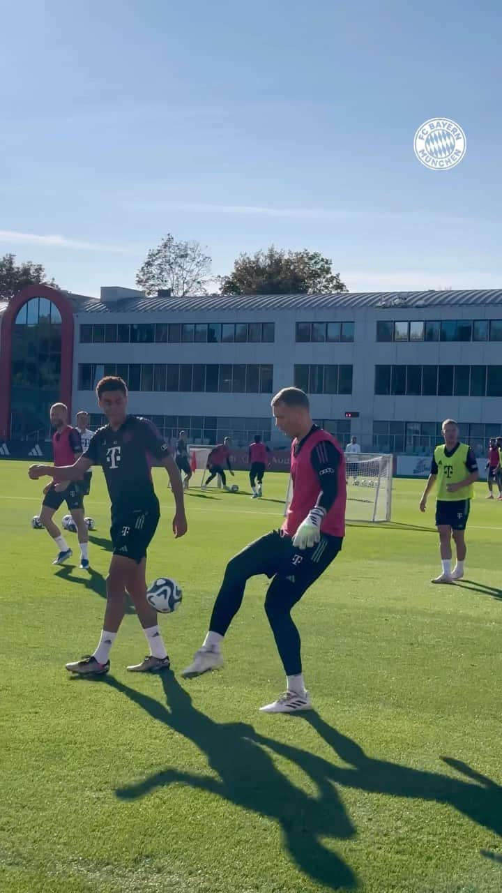 マヌエル・ノイアーのインスタグラム：「⚽✅ The next step! Back in team training. 🙌  #MiaSanMia #FCBayern」