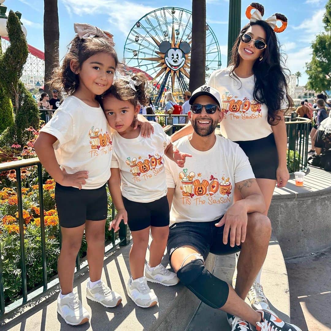 laurag_143のインスタグラム：「We may not have it all together, but together we have it all ❤️🩷🩷💙 @dhar.mann   #disneyland #pumpkin #season 🎡🎃🍭🐭👨‍👩‍👧‍👧🥰」