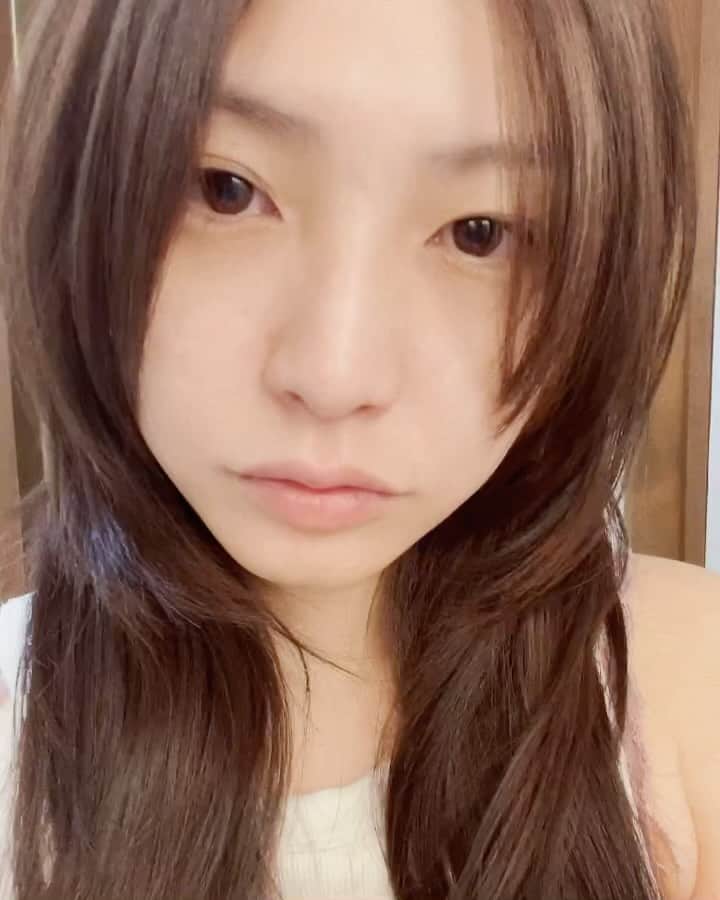 植田真梨恵のインスタグラム：「そうゆえばワンマン前にやっと髪を切れたんですよ 1枚目は今朝で、2枚目は9/23の本番の時で、3枚目は切った直後！ Nicole.のえっちゃんにやってもらってる、20年前風レイヤー2回目です。長さも今回だいぶ切りました。@erikayamaguchi_nicole」