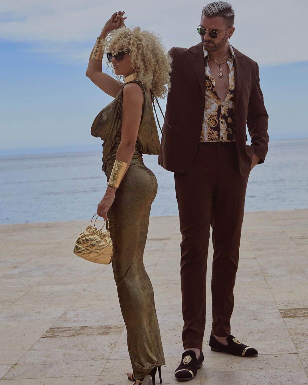 イリーナ・イワノワのインスタグラム：「@FashionNova Made him fall in love with my vibe , then I sprinkled lil 🐈on him 😎  Dress in size XS (has a lot of stretch)  His suit size XL」