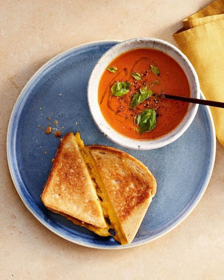 マーサ・スチュワートさんのインスタグラム写真 - (マーサ・スチュワートInstagram)「Who knew tomato soup and grilled cheese could get better? This dynamic duo is our fall go-to: Crisp, golden bread, melted cheese, and a velvety tomato-basil side. To make this classic really sing, the secret formula is a good spread of butter and mayo, cheddar and American inside, low heat, and our transcendent soup recipe. The cream-free soup gets its richness from a butter-and-flour roux. Serve it with basil leaves, freshly ground pepper, and a swirl of olive oil. Get the recipe at the link in our bio. 📷: @sidneybensimon」9月29日 2時10分 - marthastewart