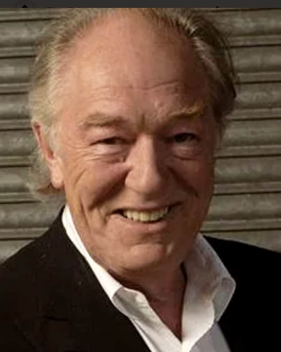 ジュリア・ロバーツのインスタグラム：「I had the honor to work with this great man one time. He was always smiling, always kind. RIP Sir Michael Gambon.  #legend💫💫💫」