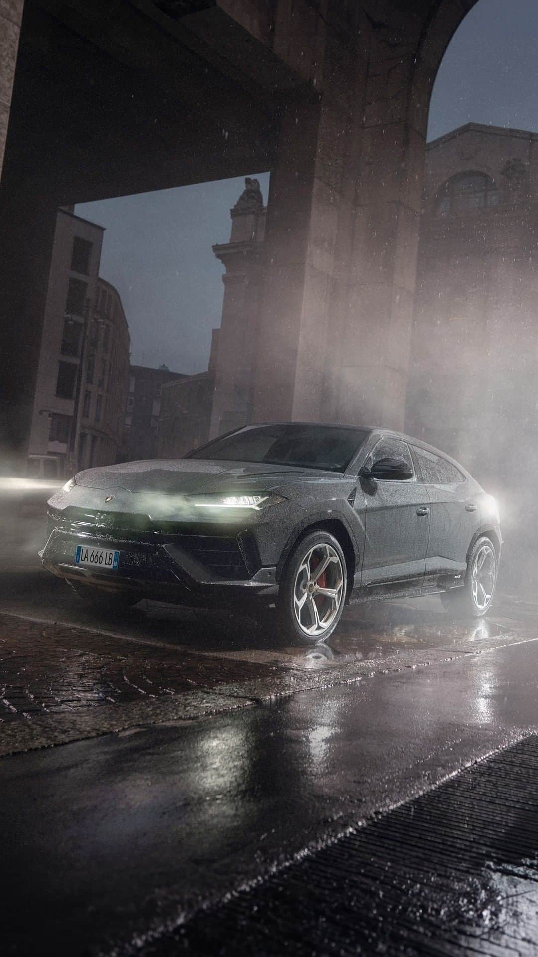 ランボルギーニのインスタグラム：「Lifestyle is not one of Urus S’s driving modes. But it surely expresses it with every rev.​  ​#Lamborghini #UrusS #ForBarRaisersOnly  __ Urus S: fuel consumption combined: 14,1 l/100km (WLTP); CO2-emissions combined: 320 g/km (WLTP)」