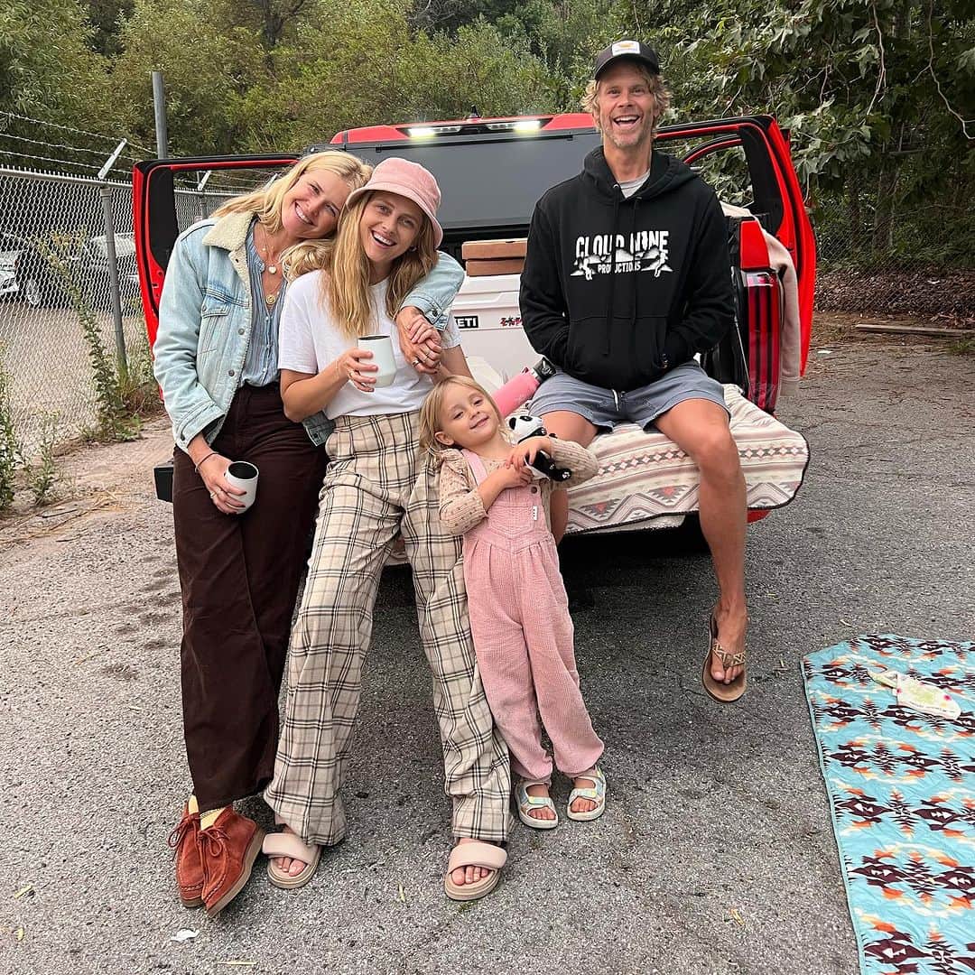 テリーサ・パーマーのインスタグラム：「HAPPY 40th BIRTHDAY to my ride or die, best friend, soul sister, business partner, life coach, Aunty to my children, ALL THE THINGS gal @swrightolsen. I love love love love everything about you. Your warmth, joy, how you laugh with every part of you, the way you love people, the way you mother, the magic in you (so much of it!) I love your way with people, how you are in the world, the way you handle work with such grace, positivity and excitement. The passion in you for everything we do with @themotherdazepodcast & @yourzenmama is so infectious. You’re an incredible leader and you’re really brilliant, thoughtful, tech savvy (thank god!) and always lead with kindness and openness. That’s the best. I adore living this life with you, raising our interchangeable blonde children alongside you 😂 having these long heavenly days in the sand, surf and sun with you guys, dreaming up our next big life adventures. This is the life and friendship of dreams. So glad you were born you remarkable woman you!! ⁣ ⁣ Our special 40th birthday episode of @themotherdazepodcast is out TODAY talking about all the lessons learnt from the past 40 years of growth, adventure, connection and raising babies! Join us as we have a super candid and moving chat about moments in life that have shaped us, the places we go to find expansion, our favorites things, sayings, ways of being and finding light in the dark days. OUT NOW wherever you get your podcasts!! #happybirthday #podcast #motherhood」