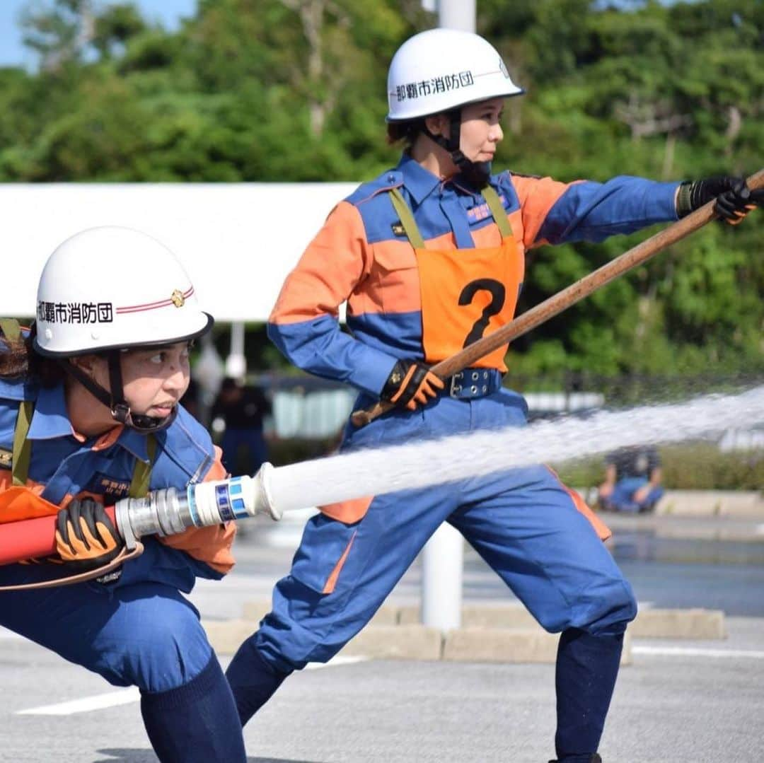 MAIKO さんのインスタグラム写真 - (MAIKO Instagram)「高校入学前の夢は自衛隊でした🫡  高校の時にバンドを組んで夢は変わってしまったけどっ。 "誰かの為に役立ちたい"って気持ちはずっとあって💭  そんな中、消防団のPRイベントで演奏する機会があって気付いたら演奏終わりにカホンを担いだまま入団申し込みしてた🥹笑  これがまいこの消防団のはじまり🧑‍🚒✨  #消防団 #那覇市消防団 #南部操法大会」9月29日 12時35分 - maiko_oops